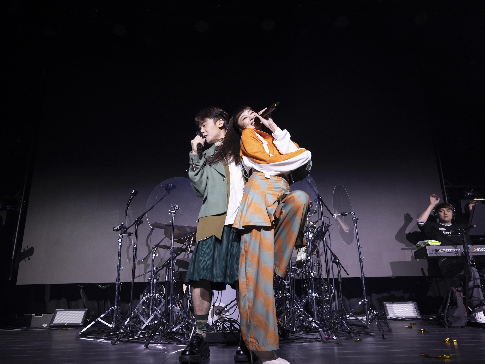 黃豪平(左)模仿青峰當張棋惠演唱會嘉賓。(圖/好撐音樂提供)