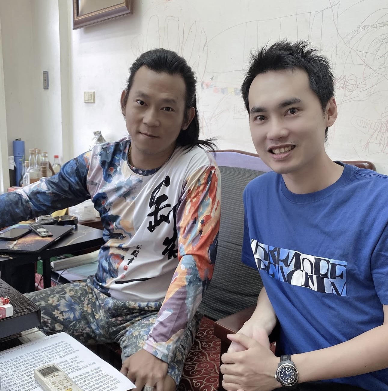 張峰議（右）和顏正國是好兄弟。（圖／金室音樂提供）