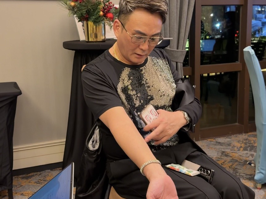 洪毛八點檔被騙完5億三度命危　雙手扎滿300針暴瘦15公斤現身