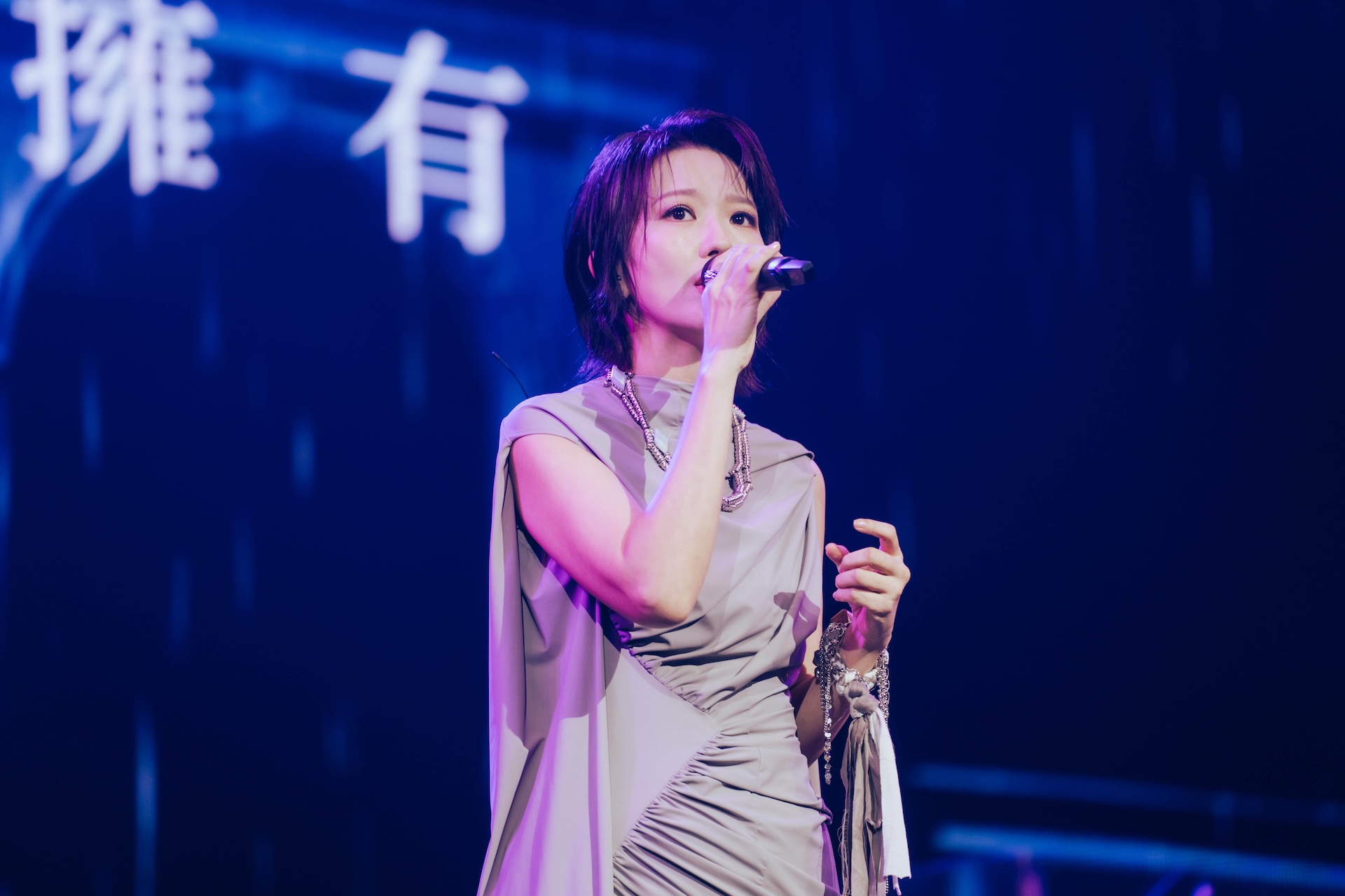 蔡淳佳用歌聲陪大家看日出。(圖/Joi Music 淳萃文化提供)