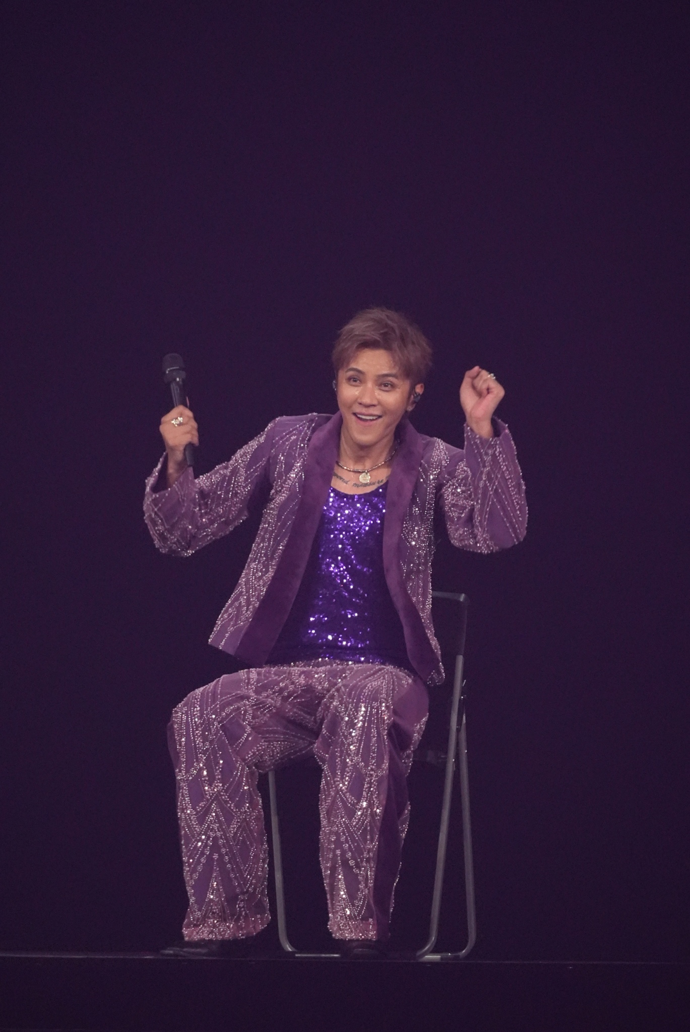 羅志祥教大家如何坐著嗨。(圖/記者陳明中攝)