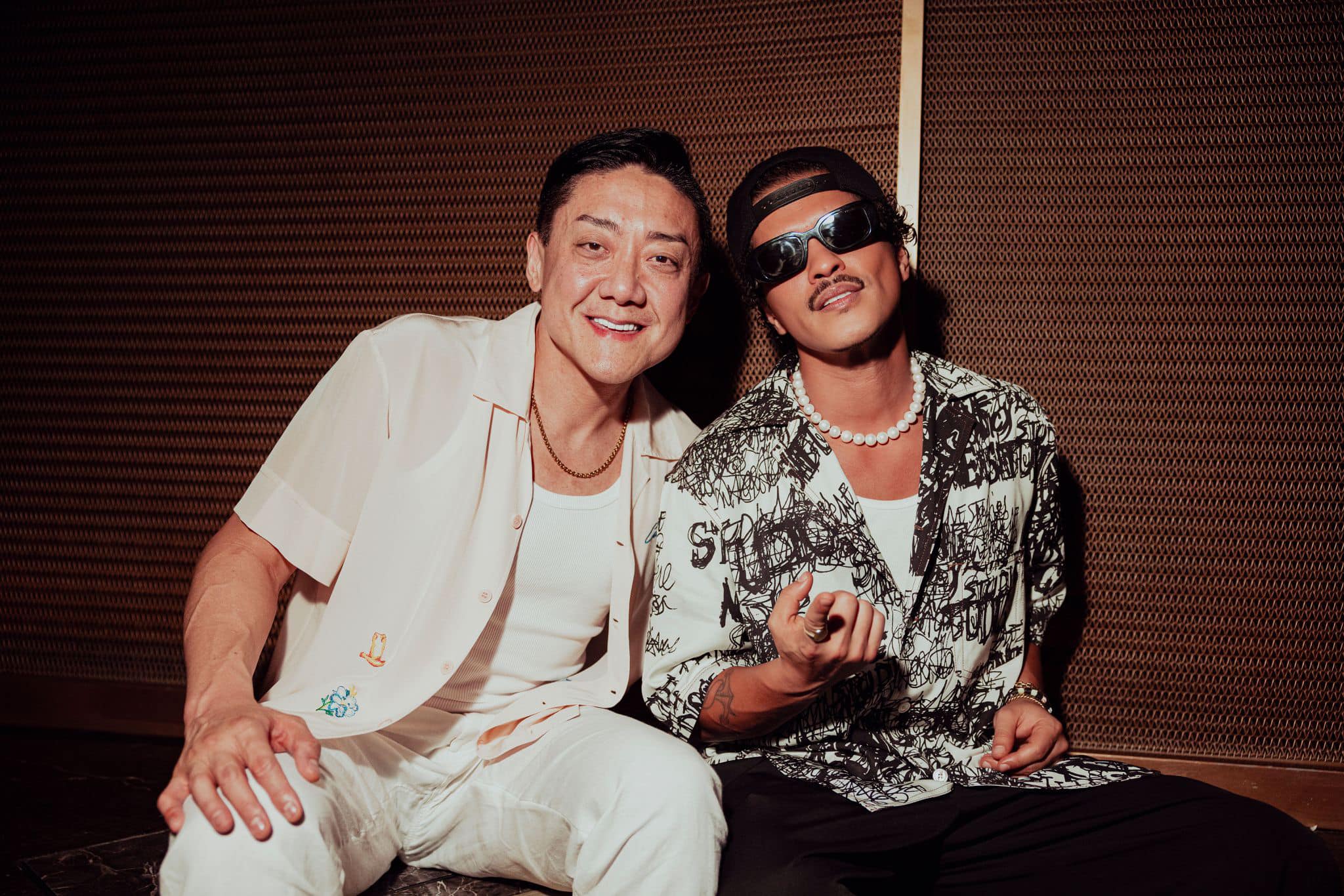 夏天倫(左)曾邀請Bruno Mars到自家夜店快閃演出。(圖/翻攝夏天倫臉書)