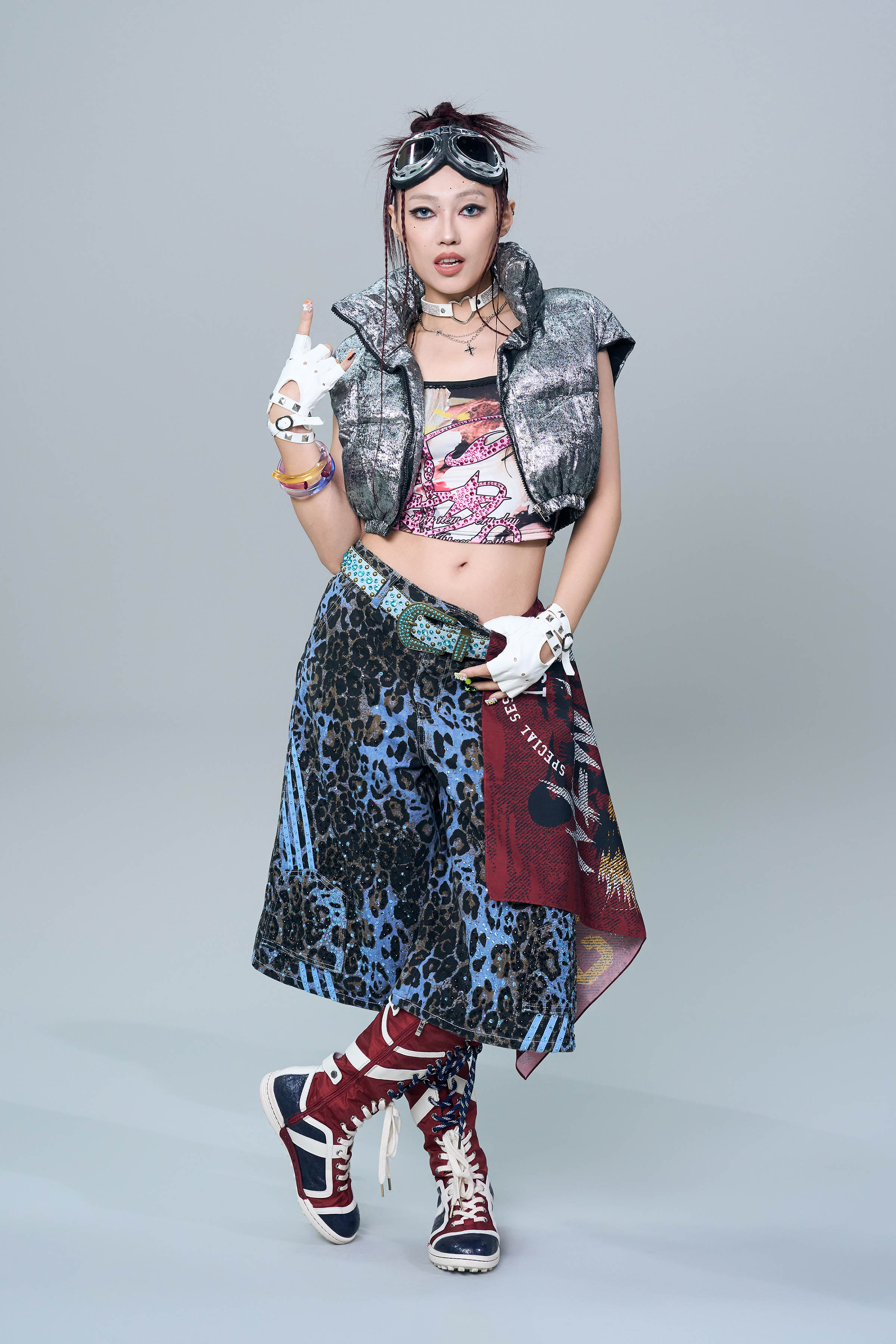 琟娜化身「微辣系異世界戰鬥女主角」。(圖/谷優娛樂提供)