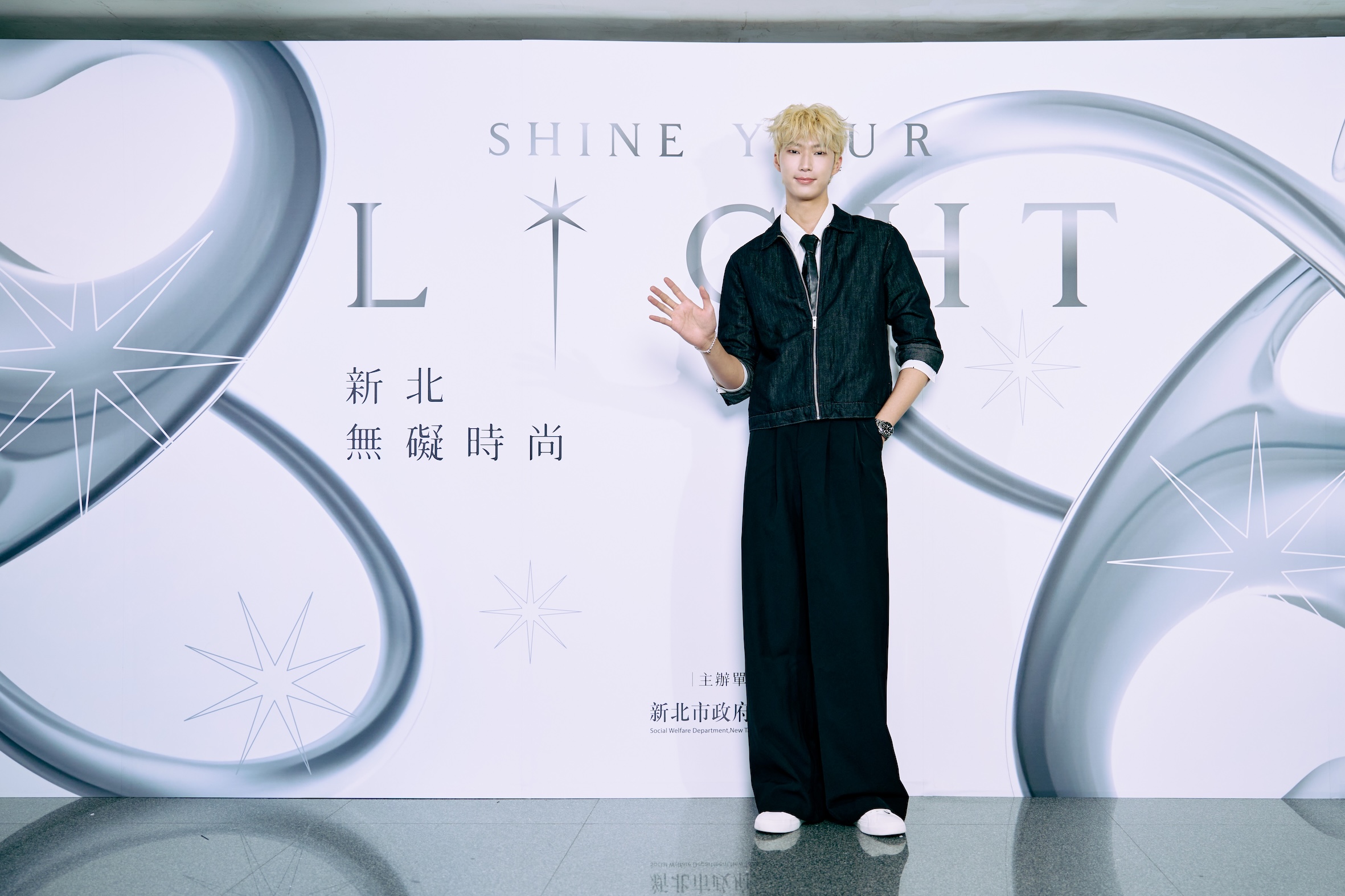 金雲再度遇到拍攝電視劇《看見愛》時飾演聽障看護員的老師。（圖／新北市政府提供）