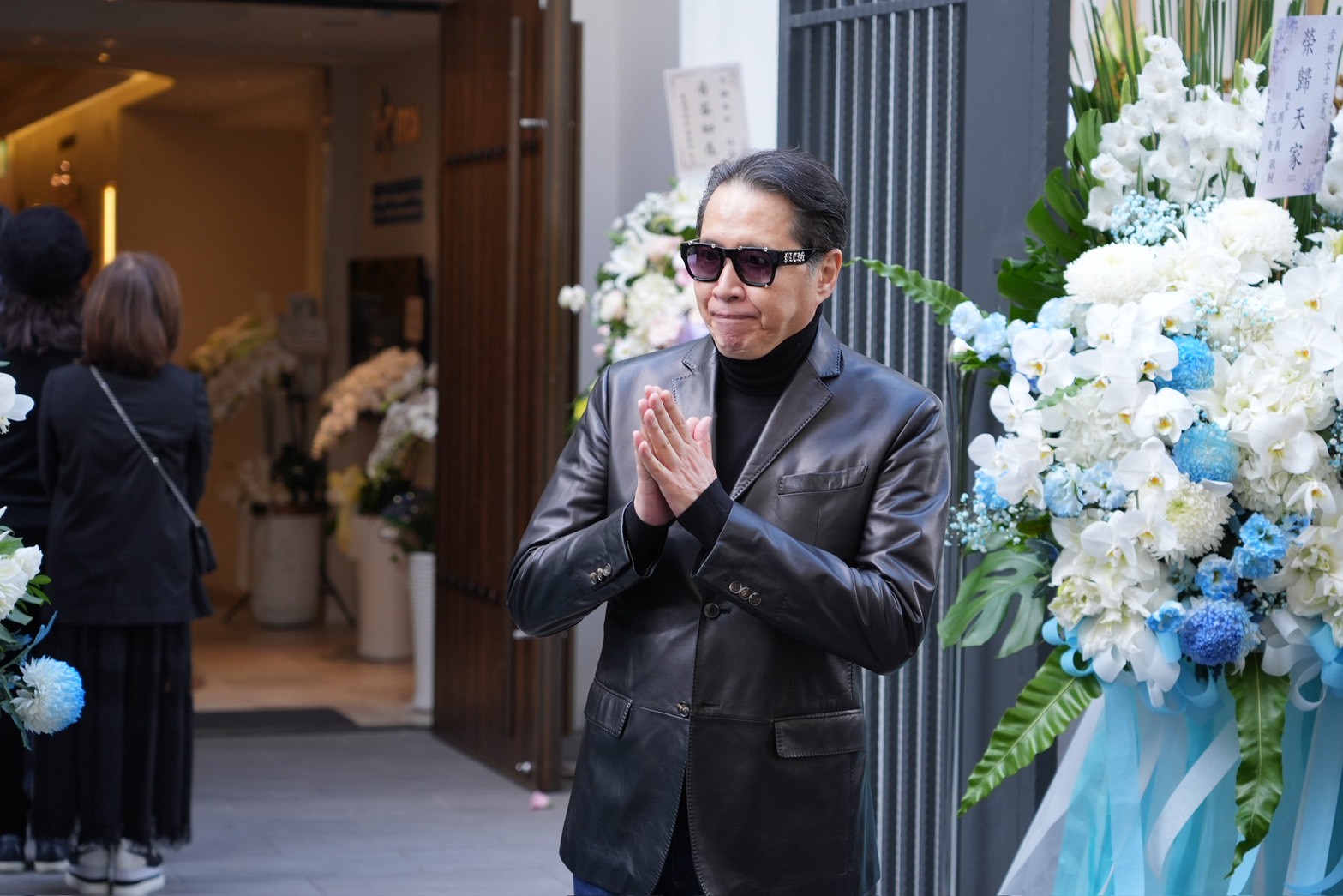 再見了坣娜！愛夫辦追思會告別　歐陽龍久違露面、寇世勳也來送別