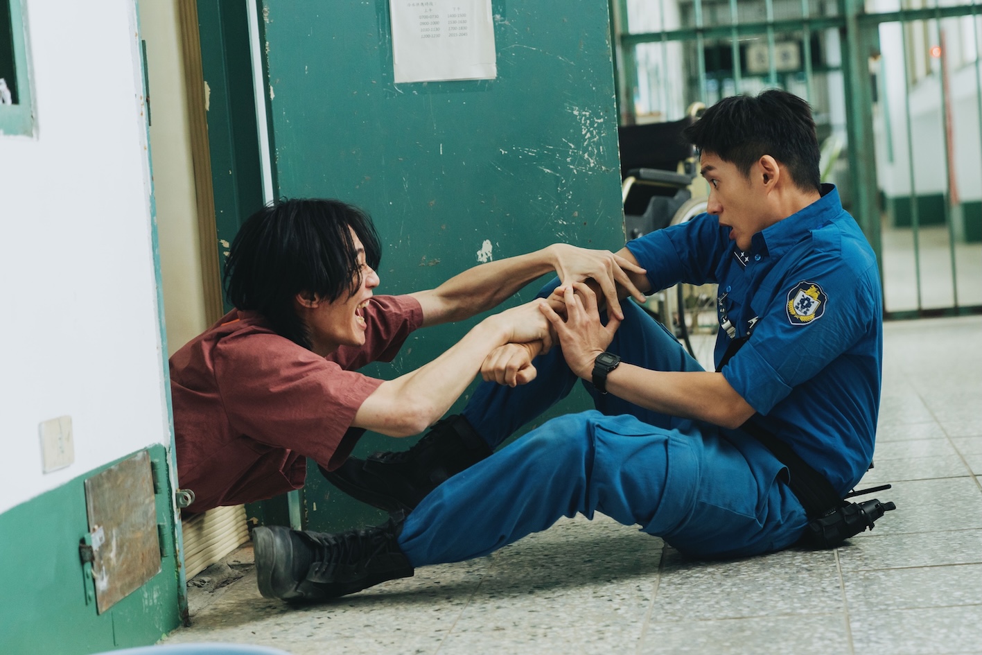 陳澤耀突入鬼滅模式，用二次元招式神救援李英宏。（圖／愛奇藝國際版、壹壹影業提供）