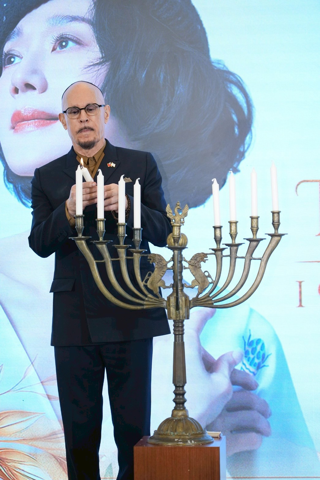 薛智偉選在「猶太光明節」的第一天,親手為Na Tang點亮蠟燭,象徵「愛與文化」的橋樑永不熄滅 。(圖/記者許方正攝)