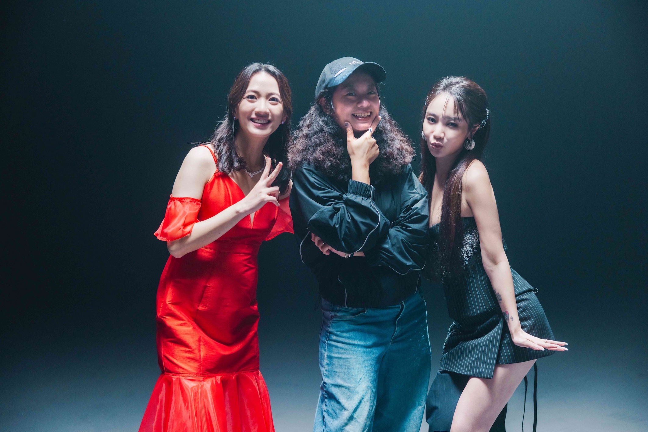 導演郭佩萱（中）讚陳芳語與范宸菲的演出真誠且充滿能量。（圖／新視紀整合行銷提供）