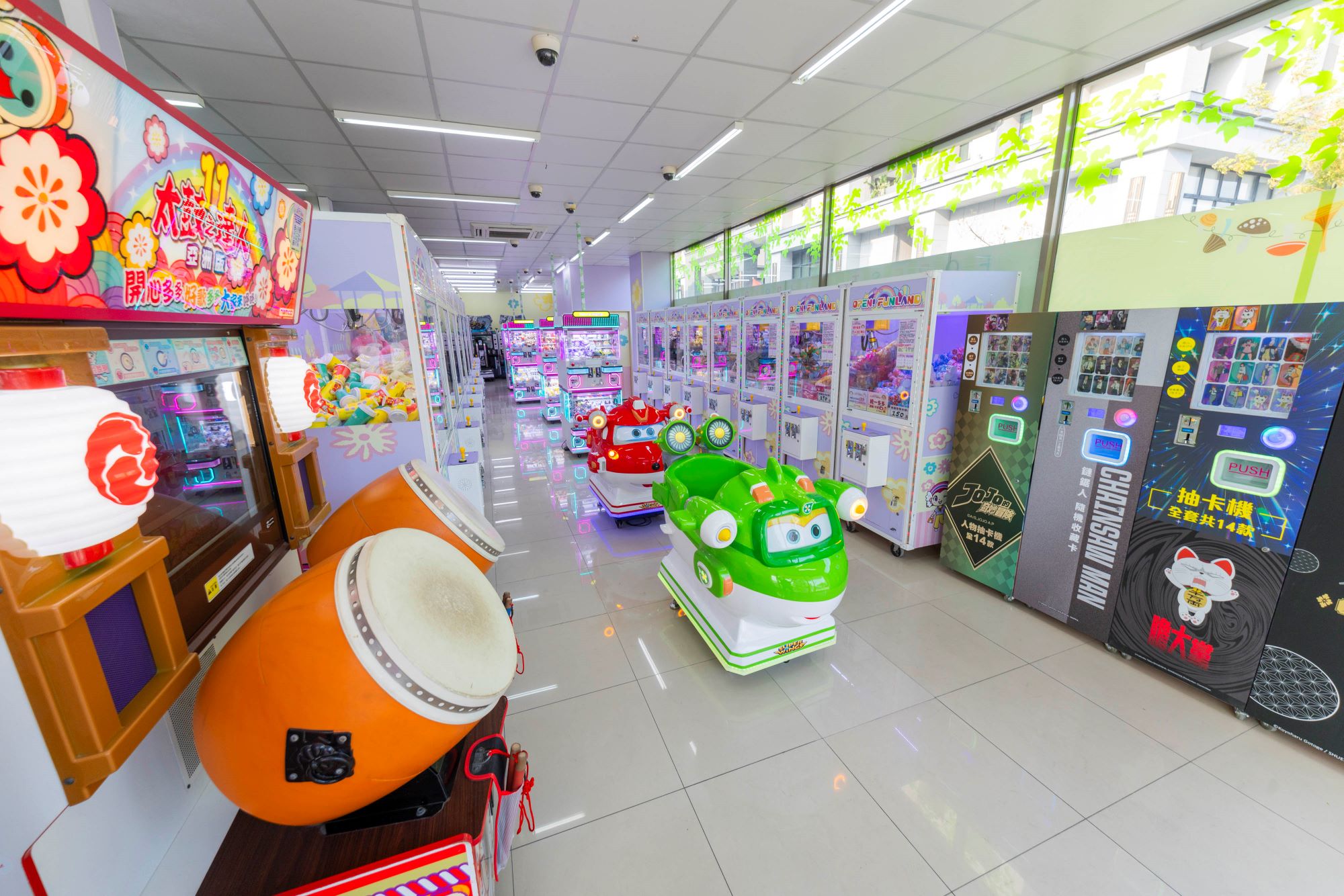 集結娃寶機、遊戲卡牌機、娛樂互動設備等的「OPEN! FUNLAND」進駐台南仁發門市。(圖/7-ELEVEN提供)