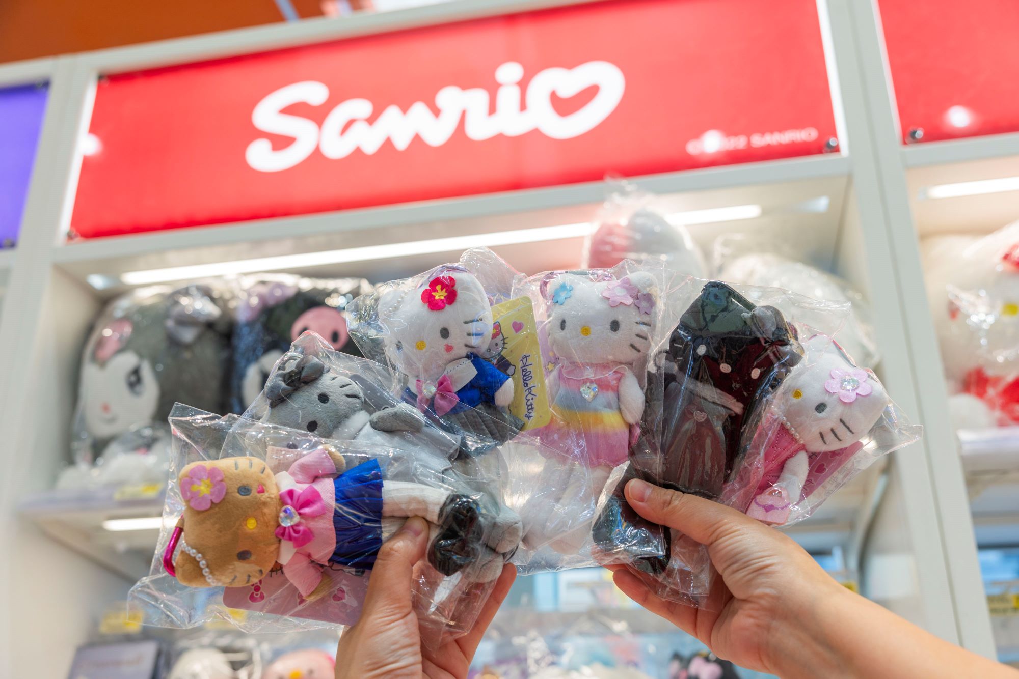 火紅的三麗鷗長腿玩偶系列也能買得到。(圖/7-ELEVEN提供)