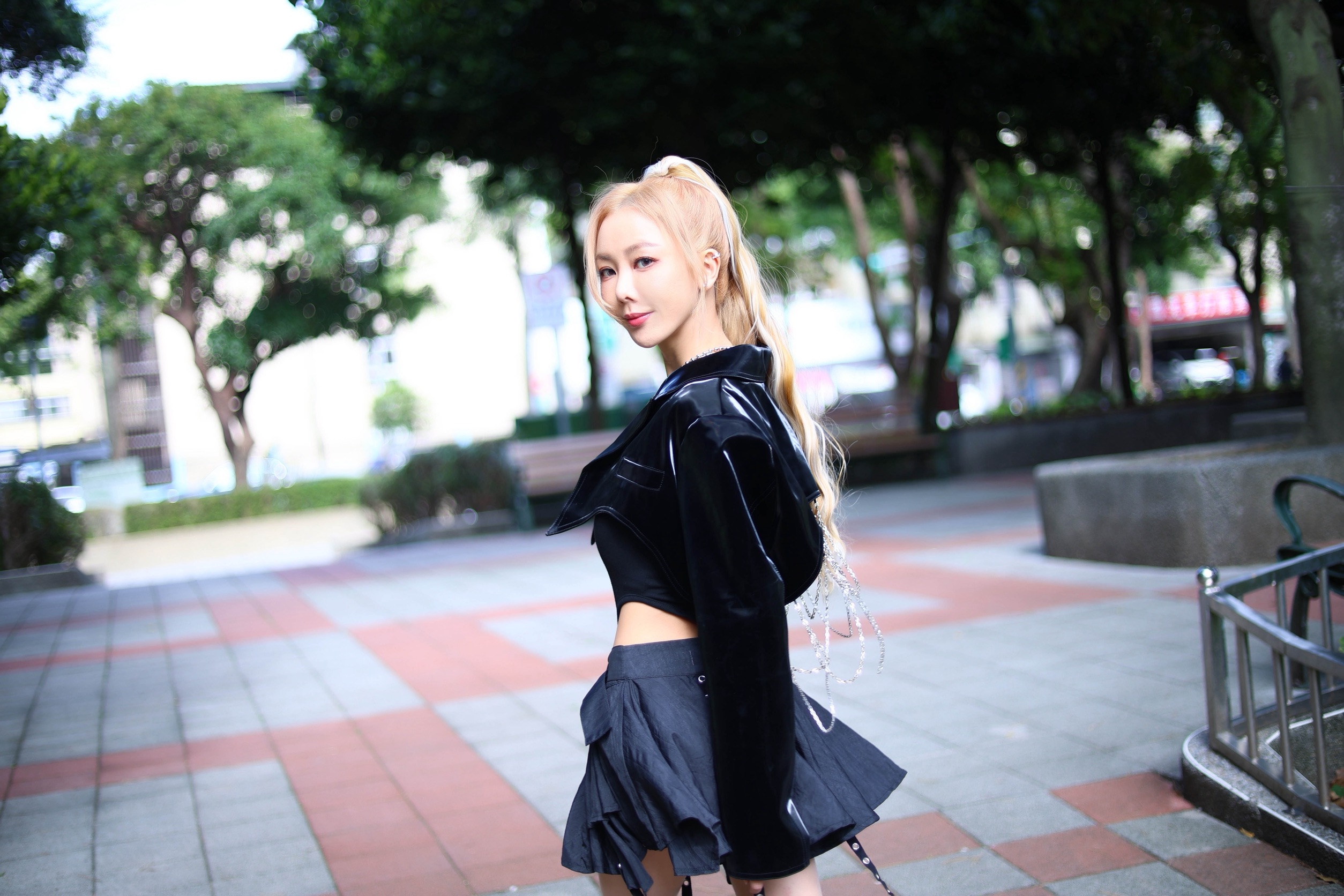 女歌手溫哥華發聲怒斥歧視行為　楊婷婭遭抓衣領被打也不怕