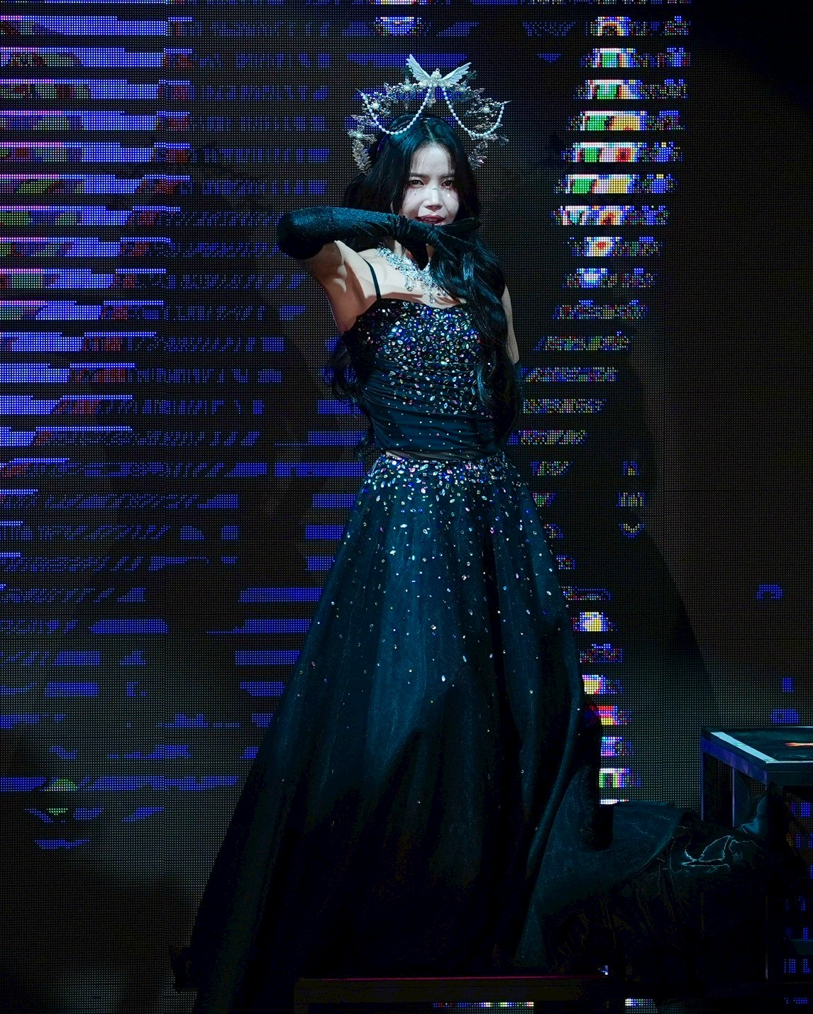 演唱會開場,頌樂頭戴皇冠、身穿黑色亮片禮服,以〈Ave Maria Paien〉歌曲強勢登場。(圖/記者許方正攝)