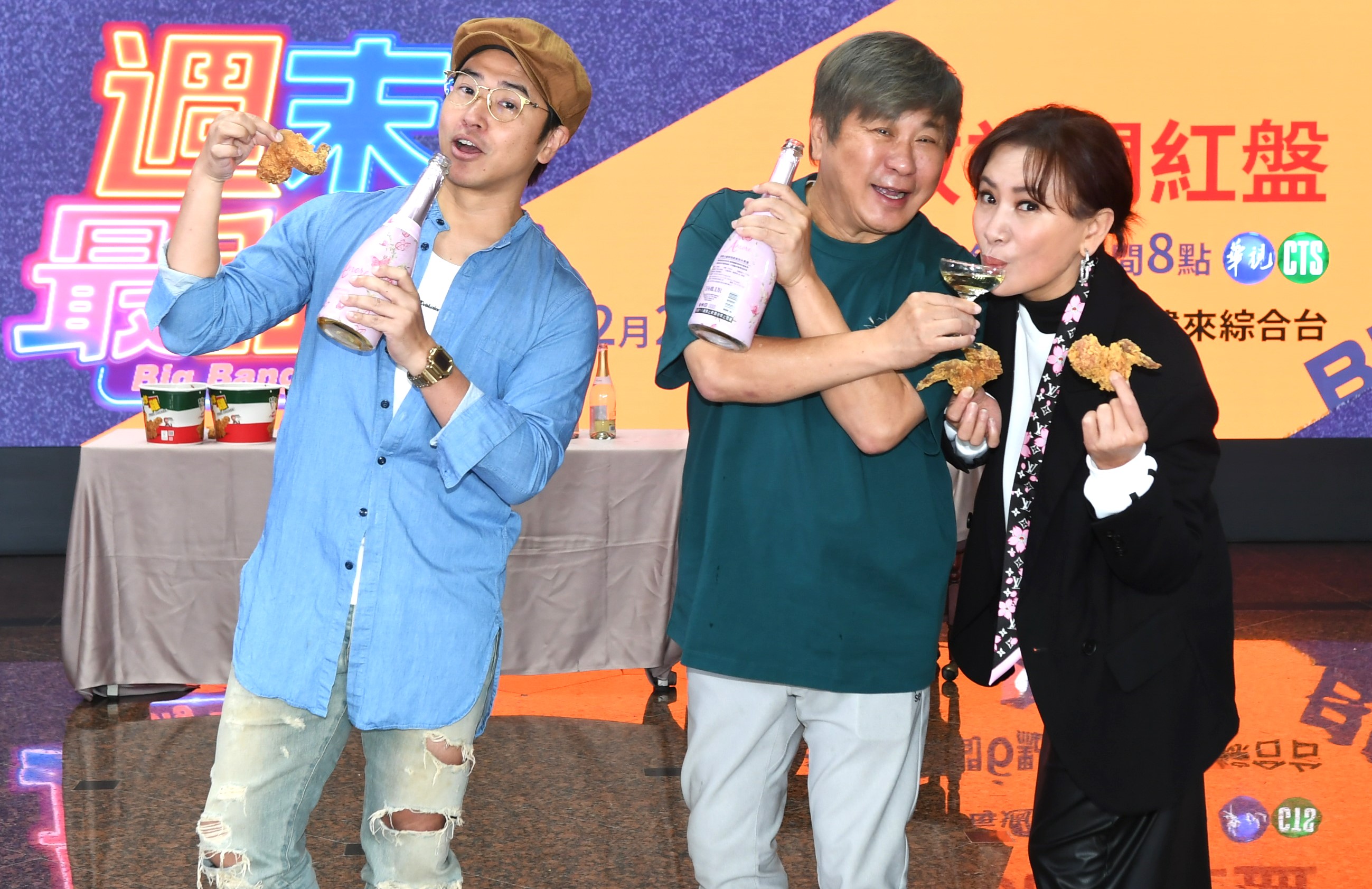 歐漢聲（左起）、胡瓜、陳亞蘭分別發下收視誓約。（圖／華視提供）