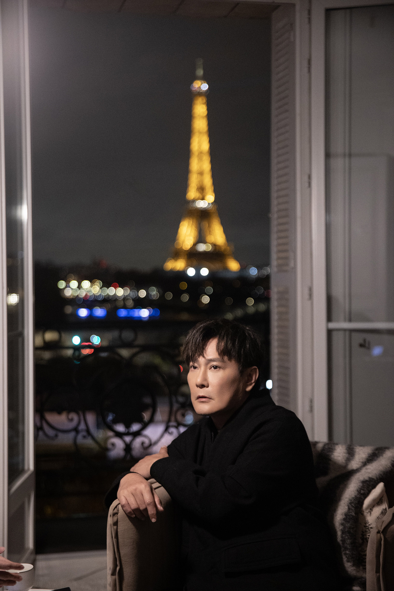 MV 的巴黎拍攝行程，張信哲也特別帶著家人同行。（圖／潮水音樂提供）