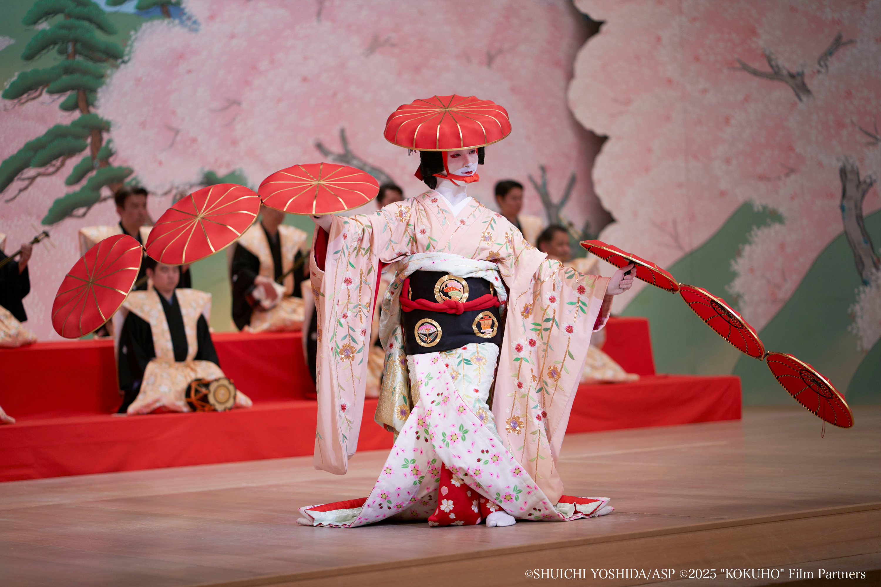 《國寶》重金打造華服豪景，以歌舞伎美學入選「最佳化妝與髮型設計獎」短名單。（圖／傳影互動提供）