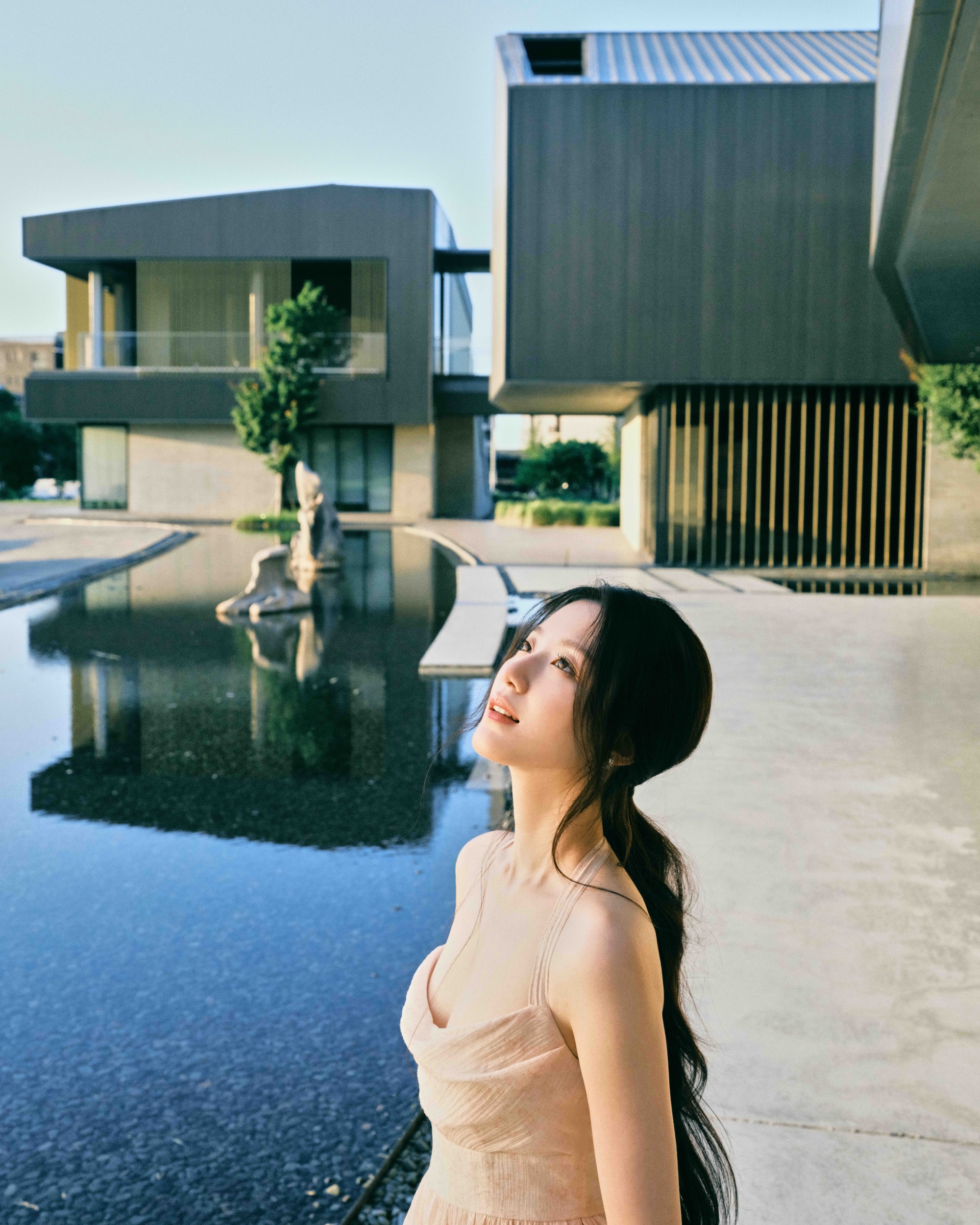 舒華到橫山書法藝術館欣賞藝術之美。（圖／桃園市政府觀光旅遊局提供）