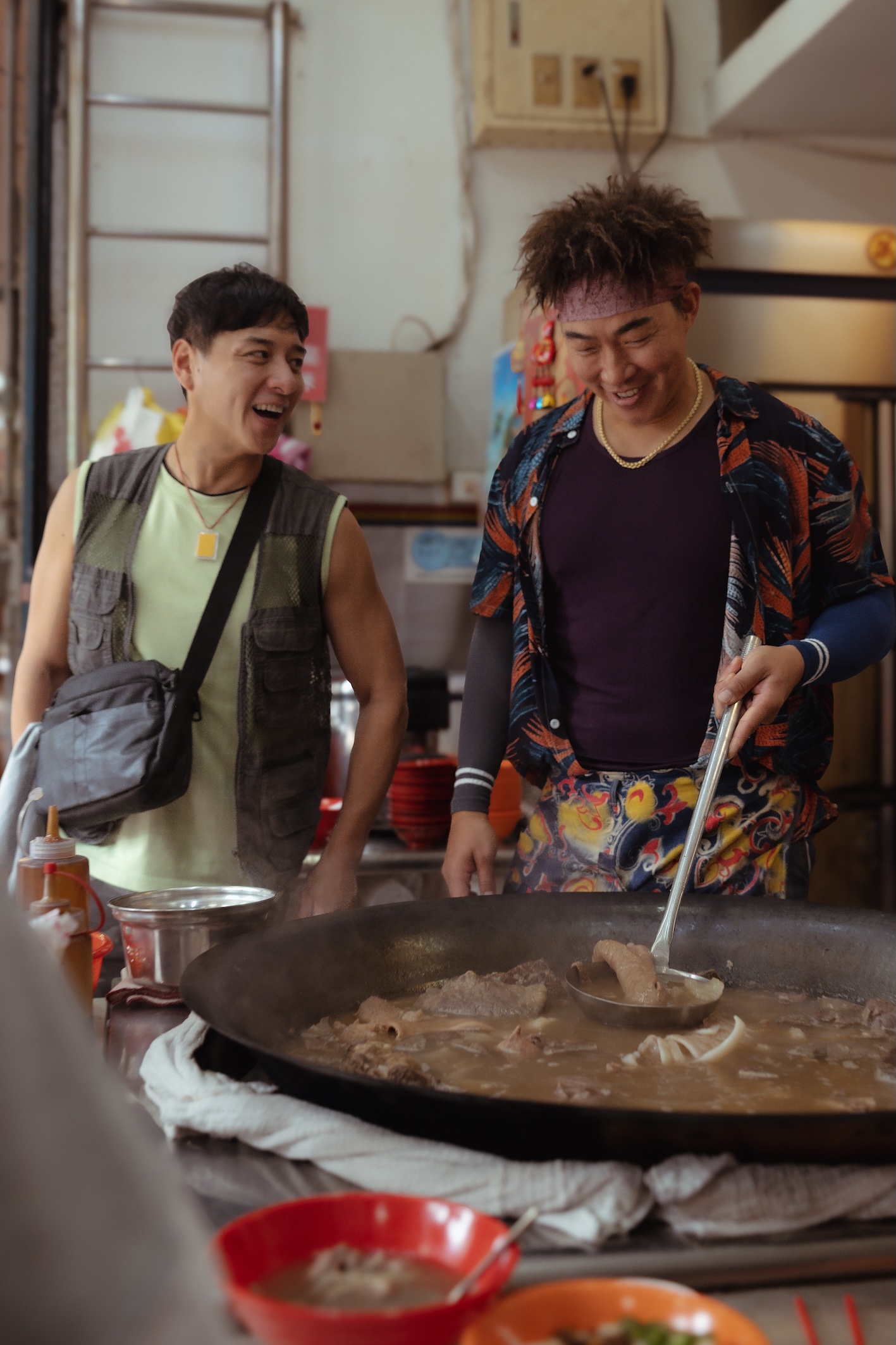 鄭人碩(左)、郭泓志因合作《我們的藍調時光》建立好交情。（圖／米神國際提供）