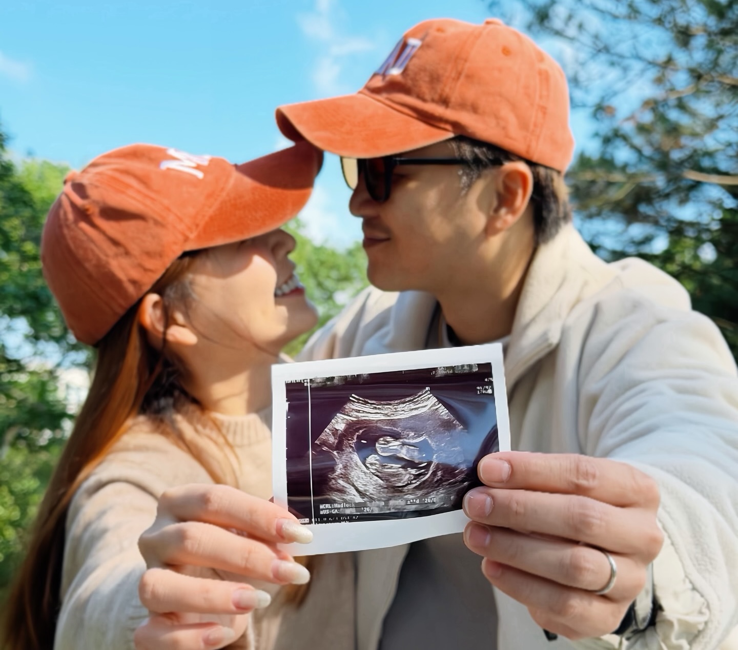 謝京穎公布懷雙寶胎喜訊，曬出超音波照，開心成為一家四口。（圖／翻攝自謝京穎臉書）