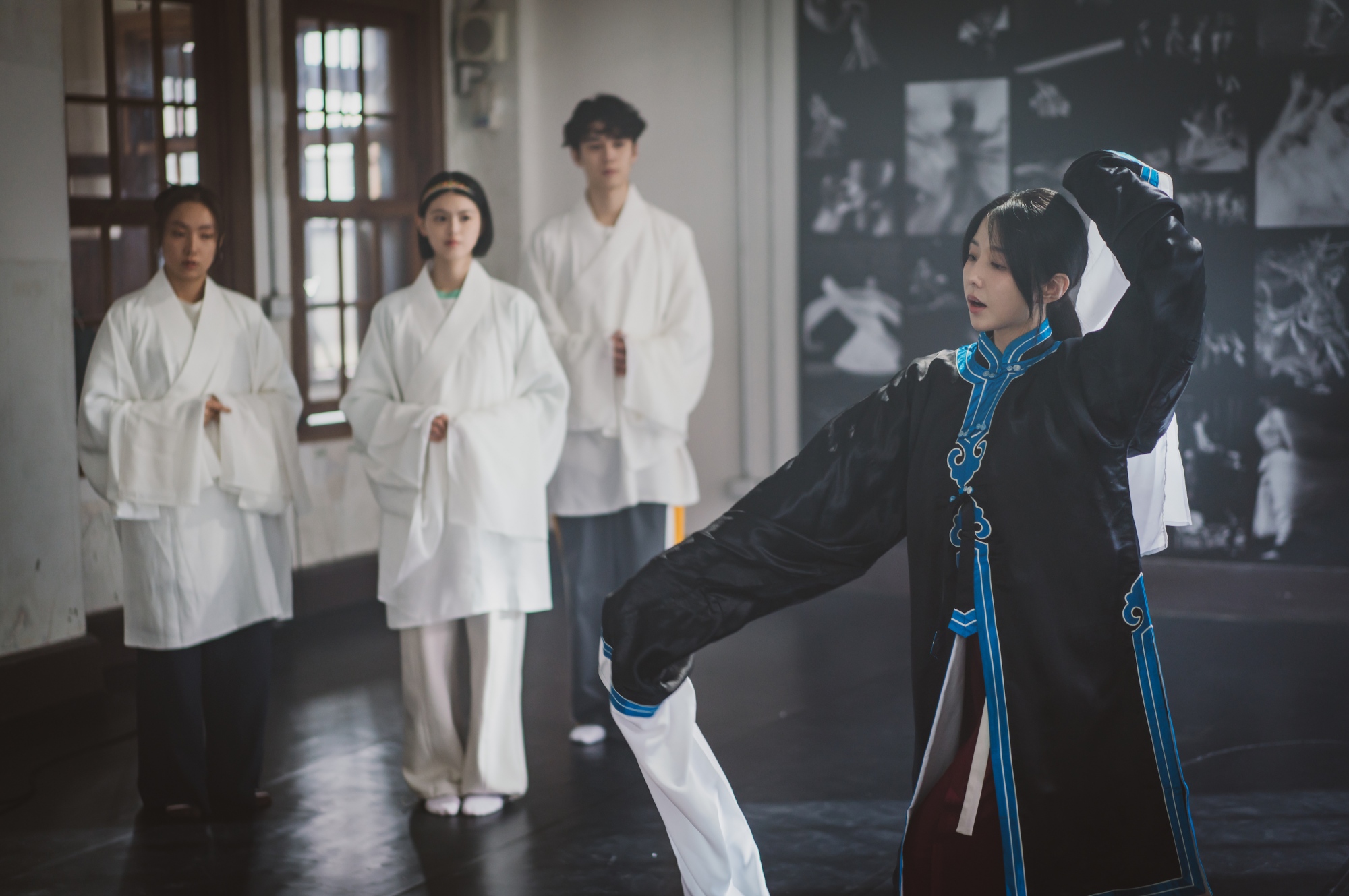 《啵me之我的青春住了鬼》邵雨薇(右起)教導顏廷儒、陳昱廷和李雪戲曲唱法和身段。(圖/風暴國際提供)