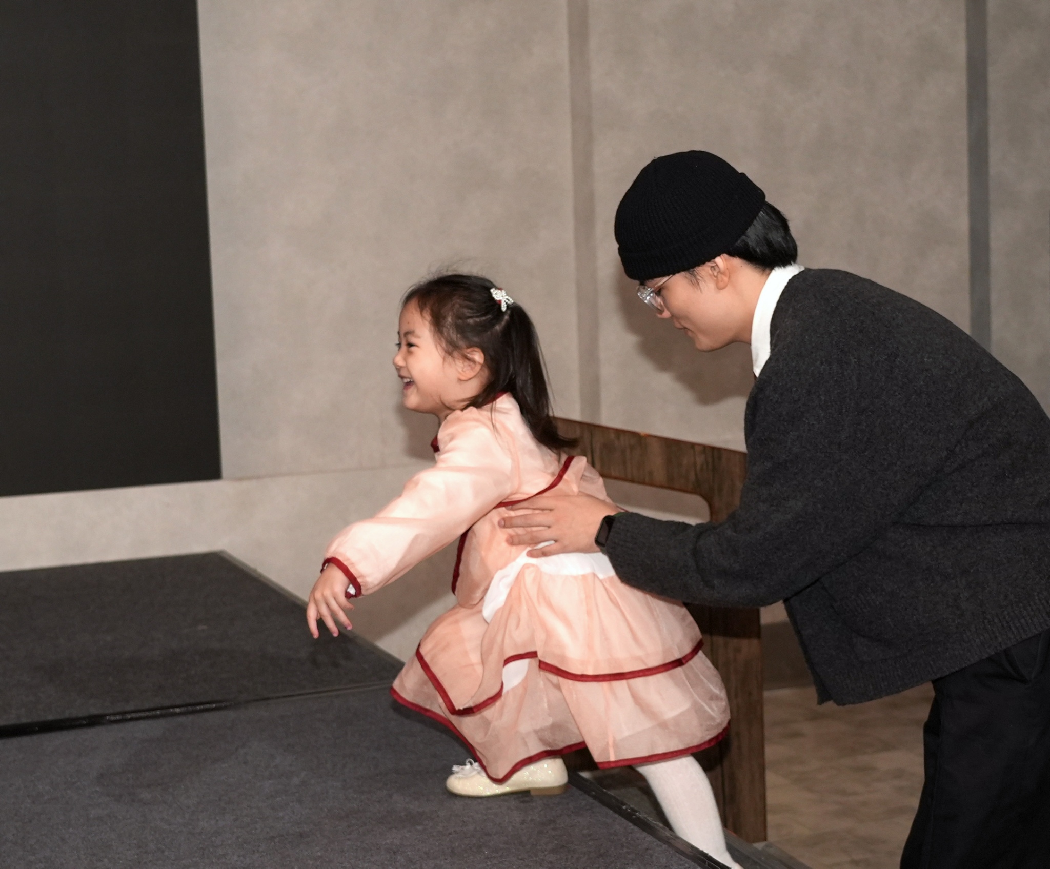 劉子銓一路緊跟妹妹典典寶寶。（圖／記者陳明中攝）