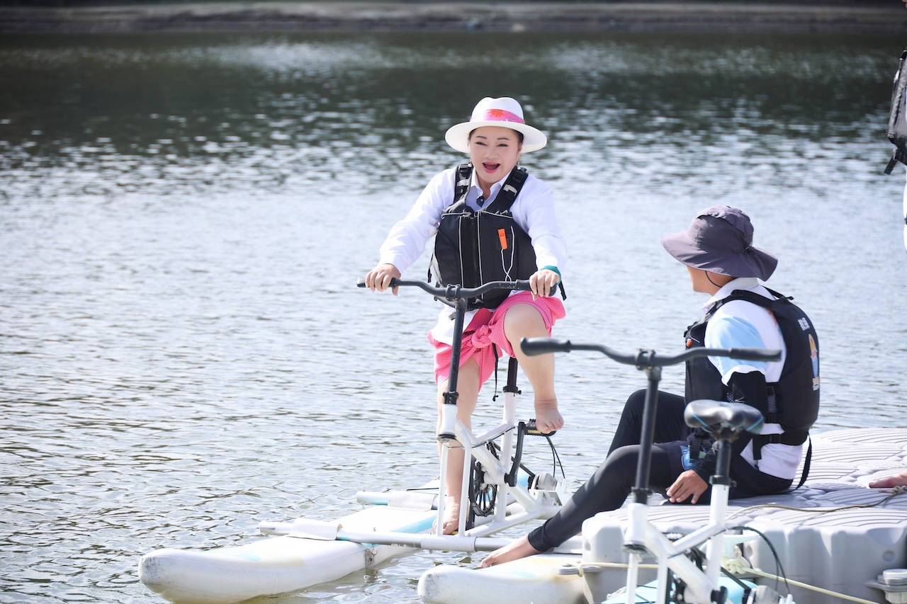 白冰冰一開心就當「付費導遊」　帶子弟兵遊山玩水老地方