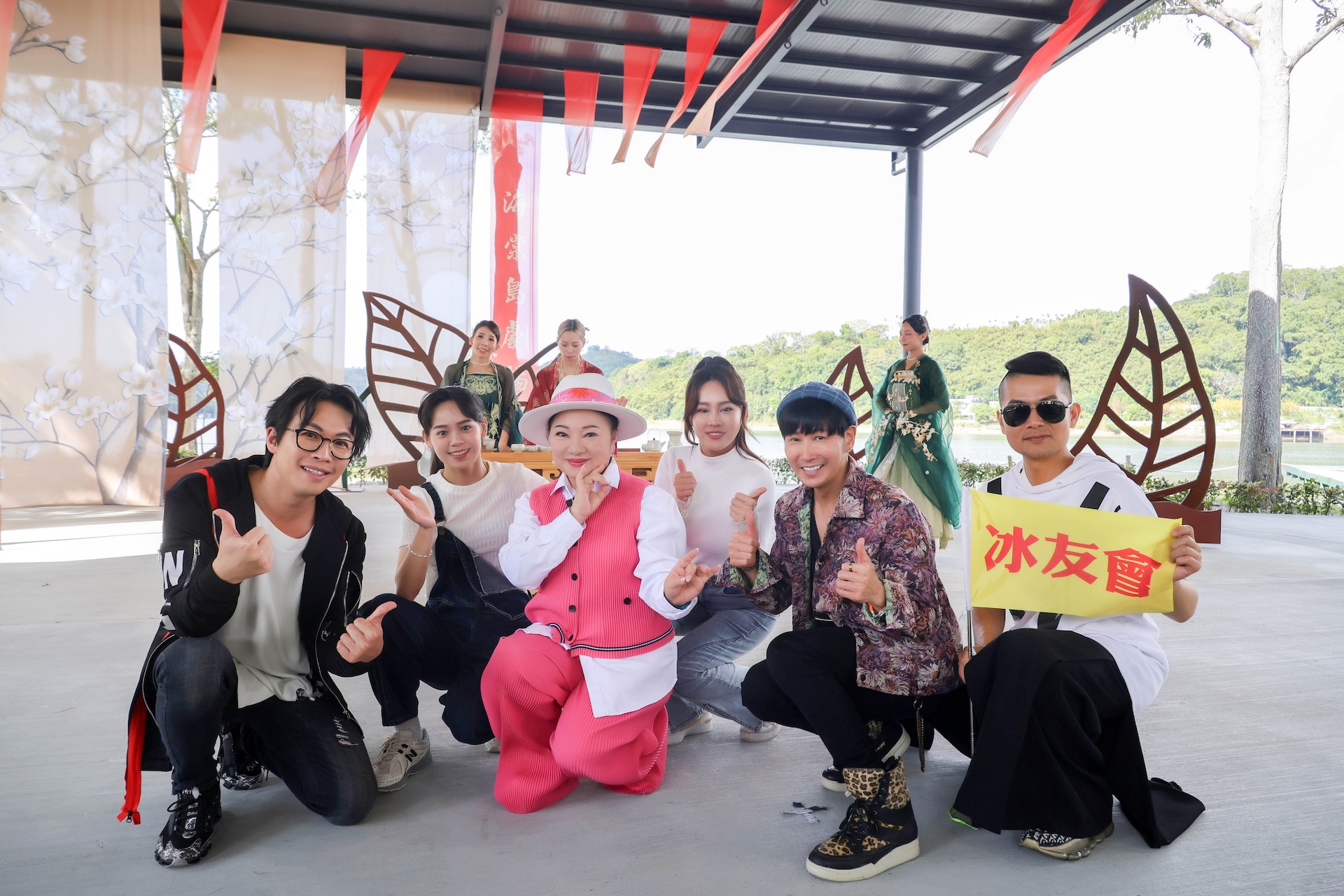 陳思瑋（左起）、胡子萱、白冰冰、蔡亞露、台一線阿玟、蔡聖偉登上海棠島喝茶看表演。（圖／長興影視提供）