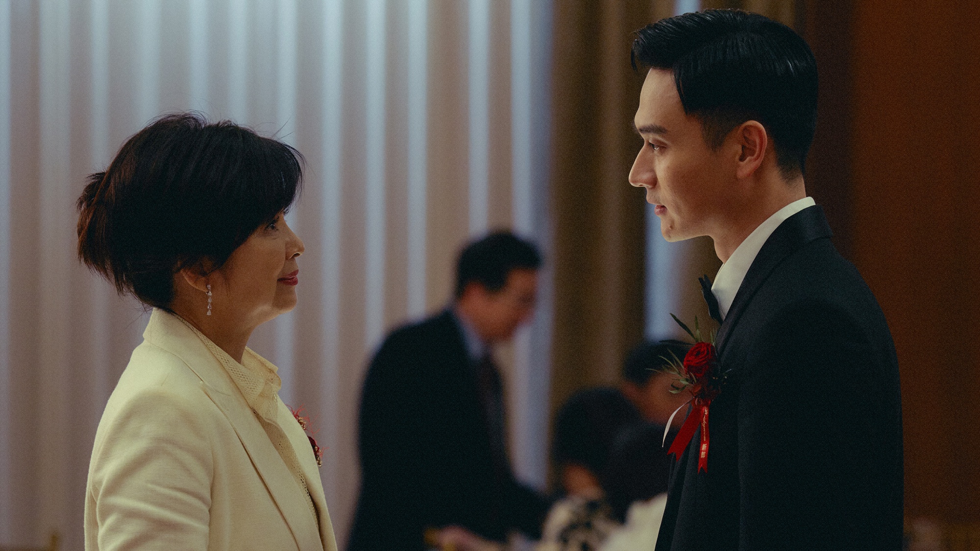 楊貴媚（左）在《雙囍》中飾演劉冠廷（右）的母親。（圖／水花電影提供）