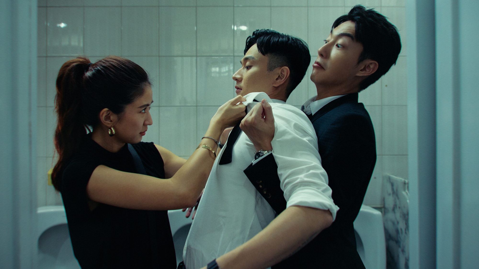 9m88（左起）、劉冠廷、蔡凡熙三人在《雙囍》中要共同面對「一天兩場婚禮」。（圖／水花電影提供）