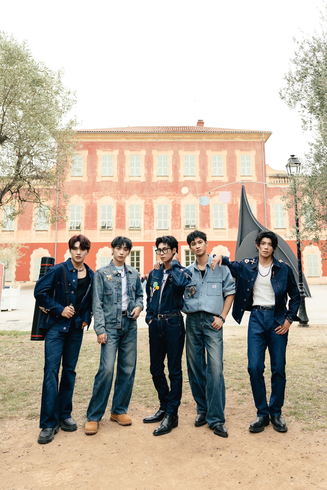 承隆（左起）、家齊、MAX、浦洋、峻廷飛南法拍攝MV。（圖／華納音樂提供）