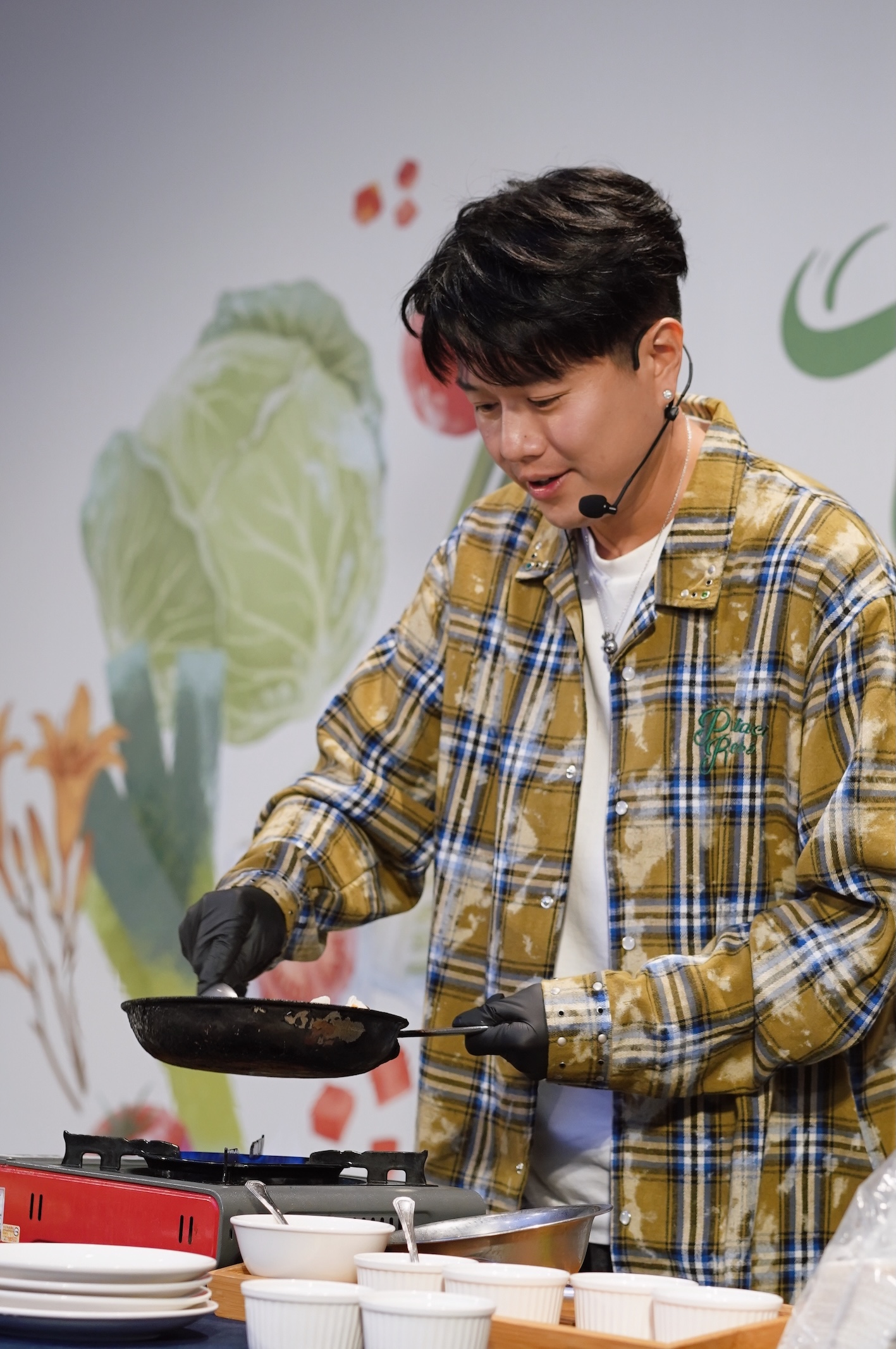 李易現場挑戰示範精準加工蔬菜入菜,「五分鐘上兩道菜」。(圖/農業部農糧署提供)