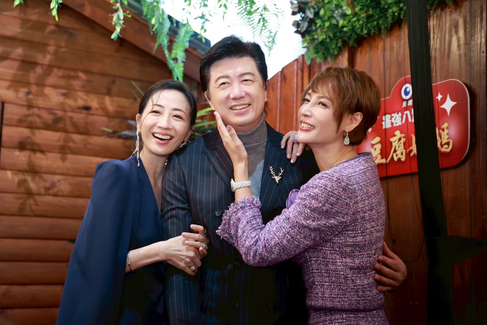 潘奕如（左起）、吳皓昇、李沛綾在8點檔《豆腐媽媽》中上演豪門三角戀。（圖／攝影組）