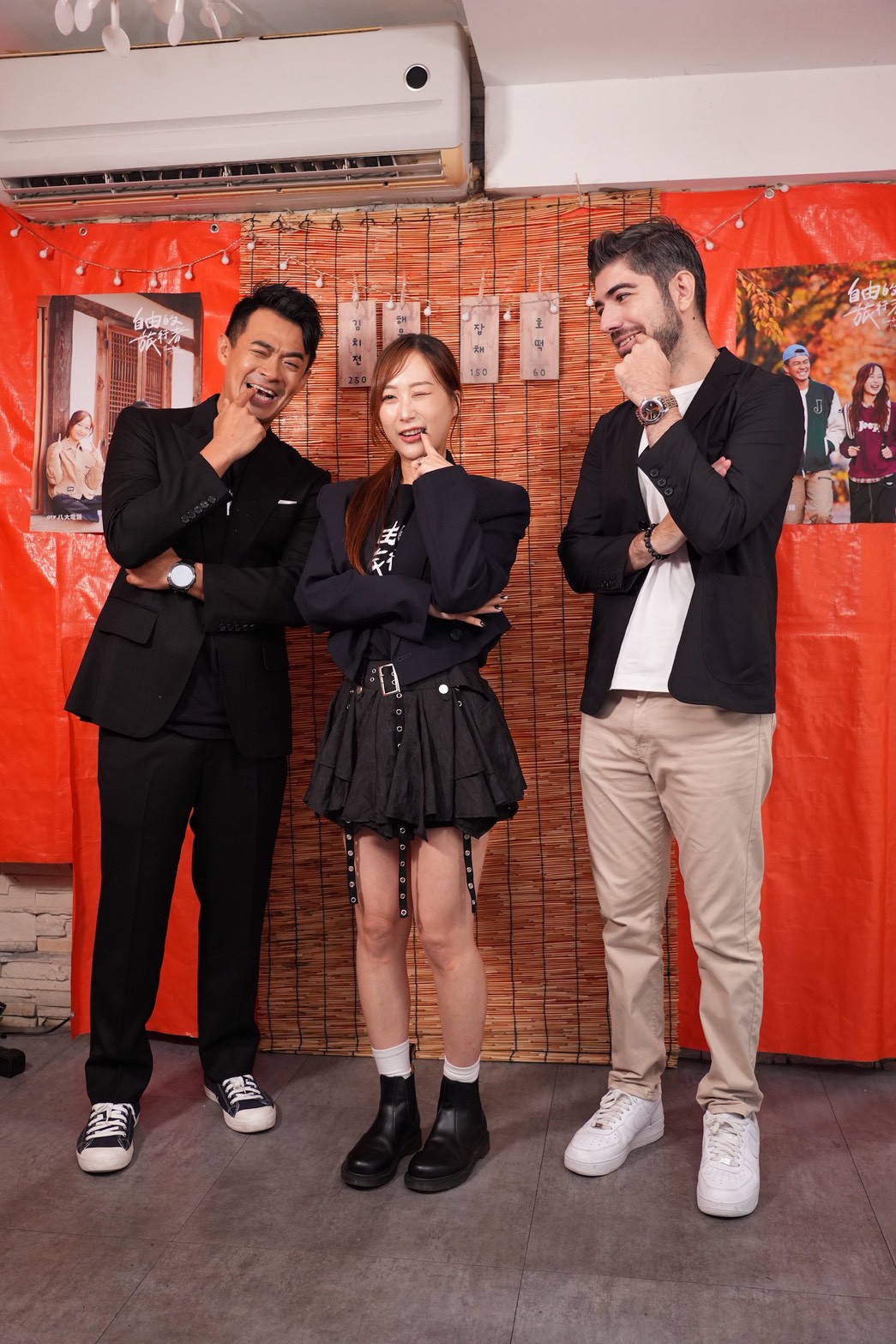 圖佳（右）驚喜現身記者會，並送上精心準備的祝福小禮。（圖／記者許方正攝）