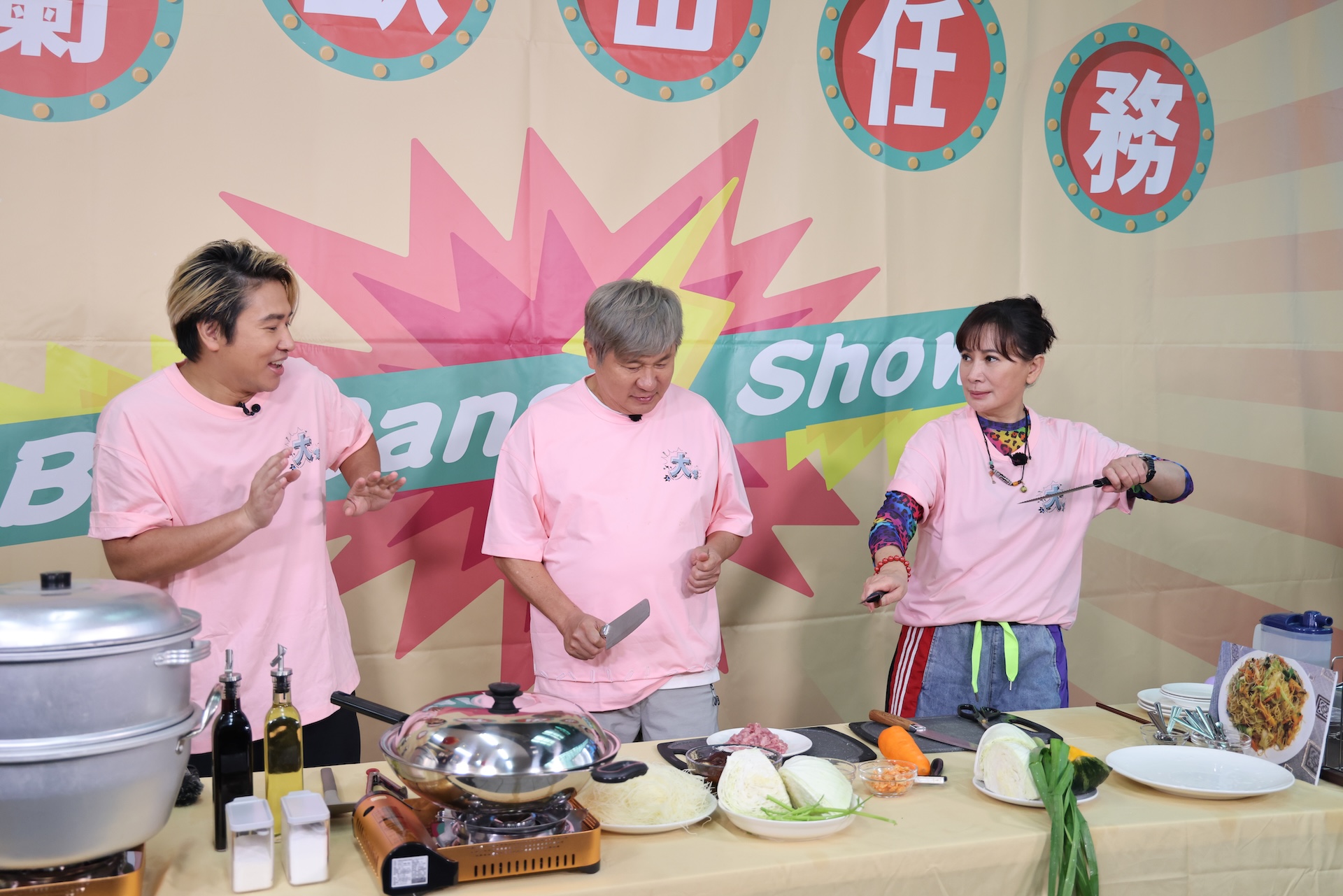 陳亞蘭（右起）拿著菜刀亂揮，嚇到胡瓜、歐漢聲。（圖／華視提供）