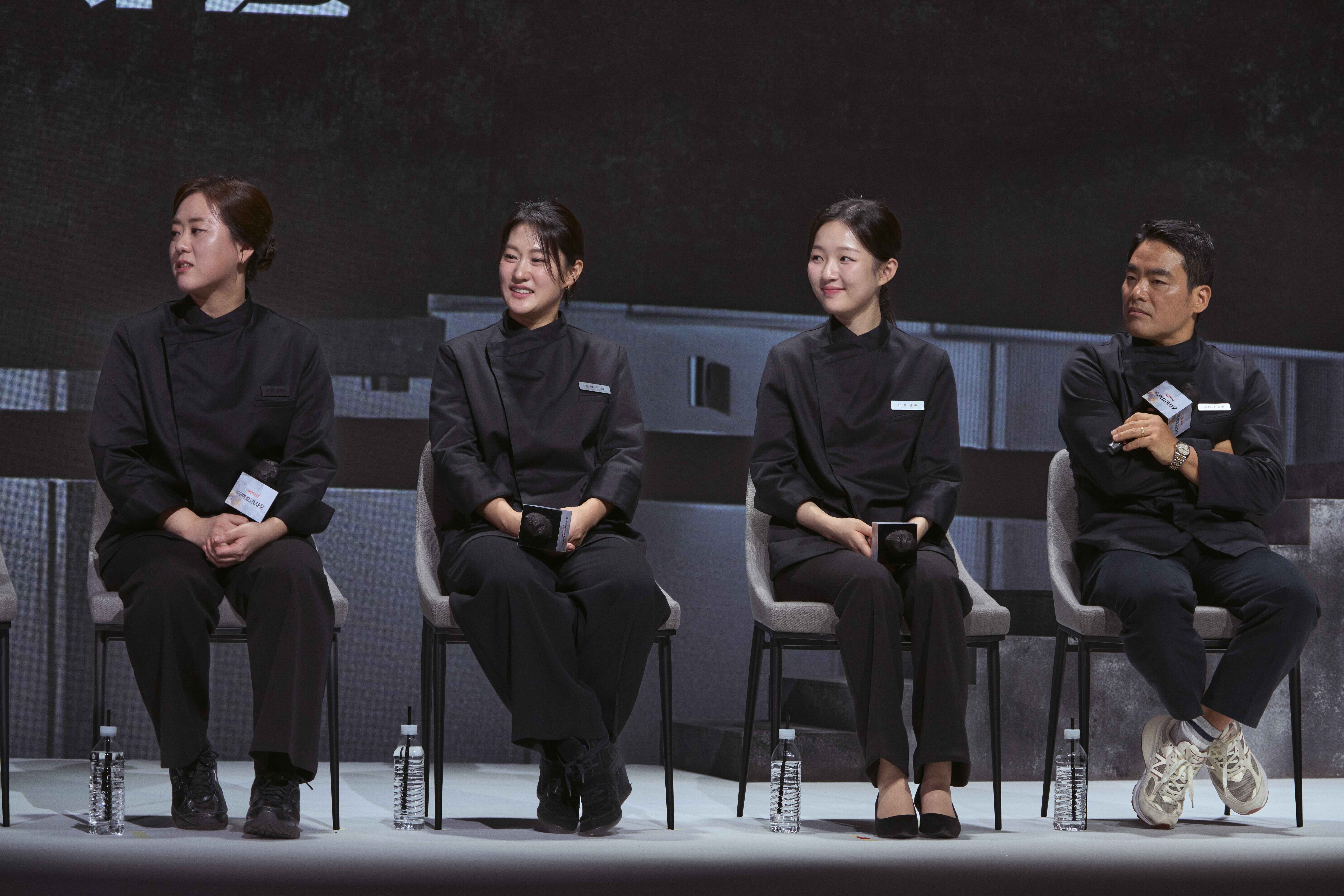 《黑白大廚：料理階級大戰》第2季記者，黑湯匙釀酒的尹酒母（左起）、中式料理魔女、小猛獸與法國爸爸.（圖／Netflix提供）