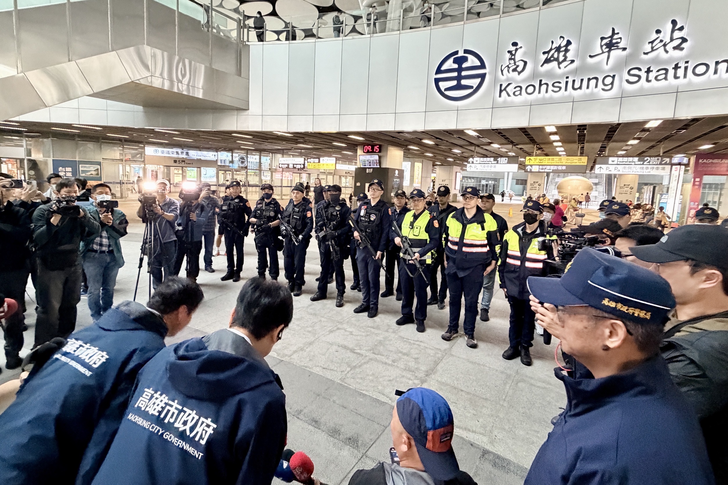 台北市發生隨機傷人事件,高雄市自昨晚全面加強維安警力強度與密度,在大眾運輸工具佈防警力。(圖/高雄市政府提供)