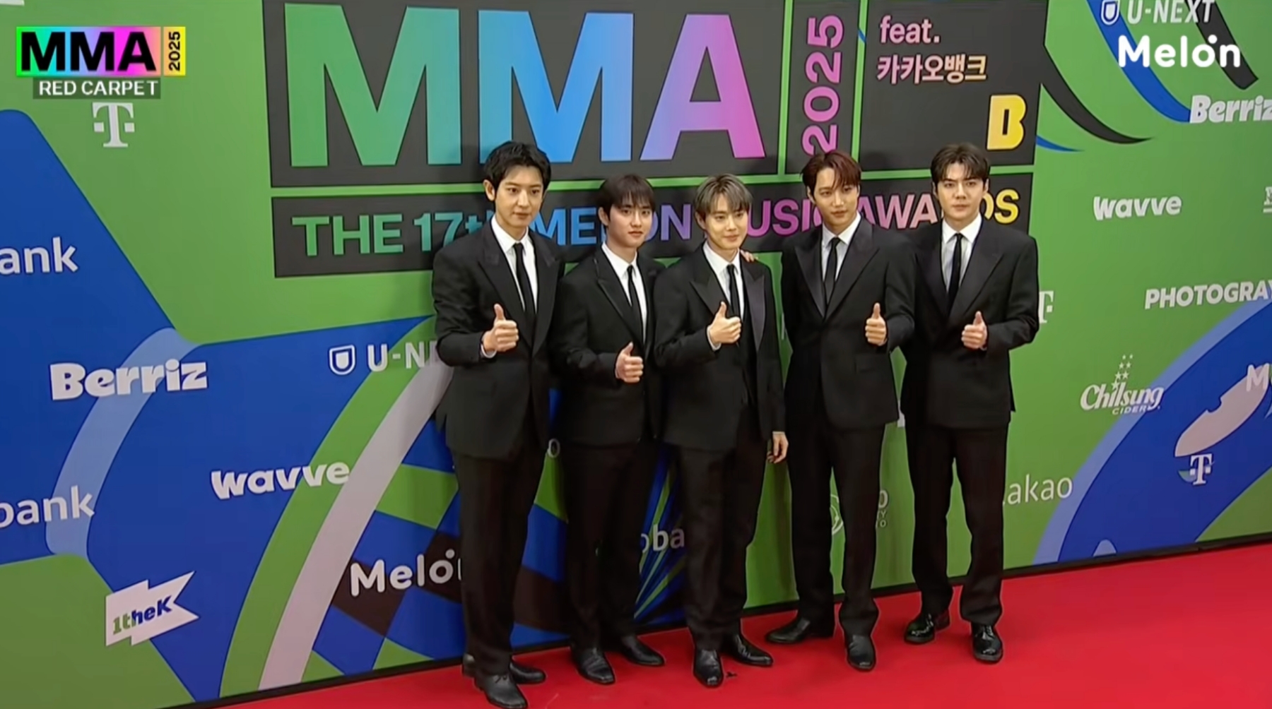 EXO成員D.O.（左二）照原定行程出席2025 MMA頒獎典禮紅毯。（圖／翻攝自MMA Youtube）