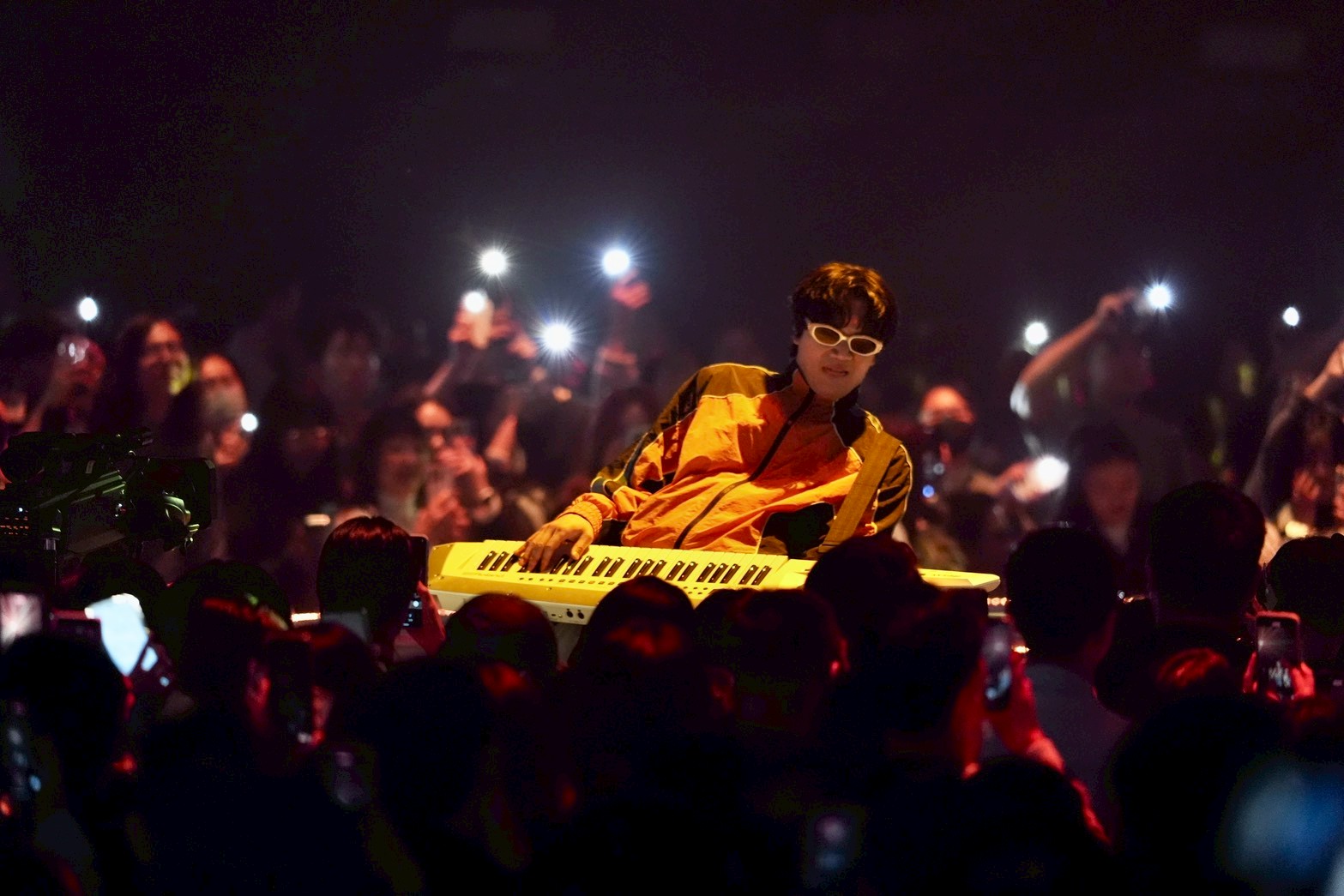 宇宙人嗨到撒「鈔票」！唱上癮停不下來二度安可