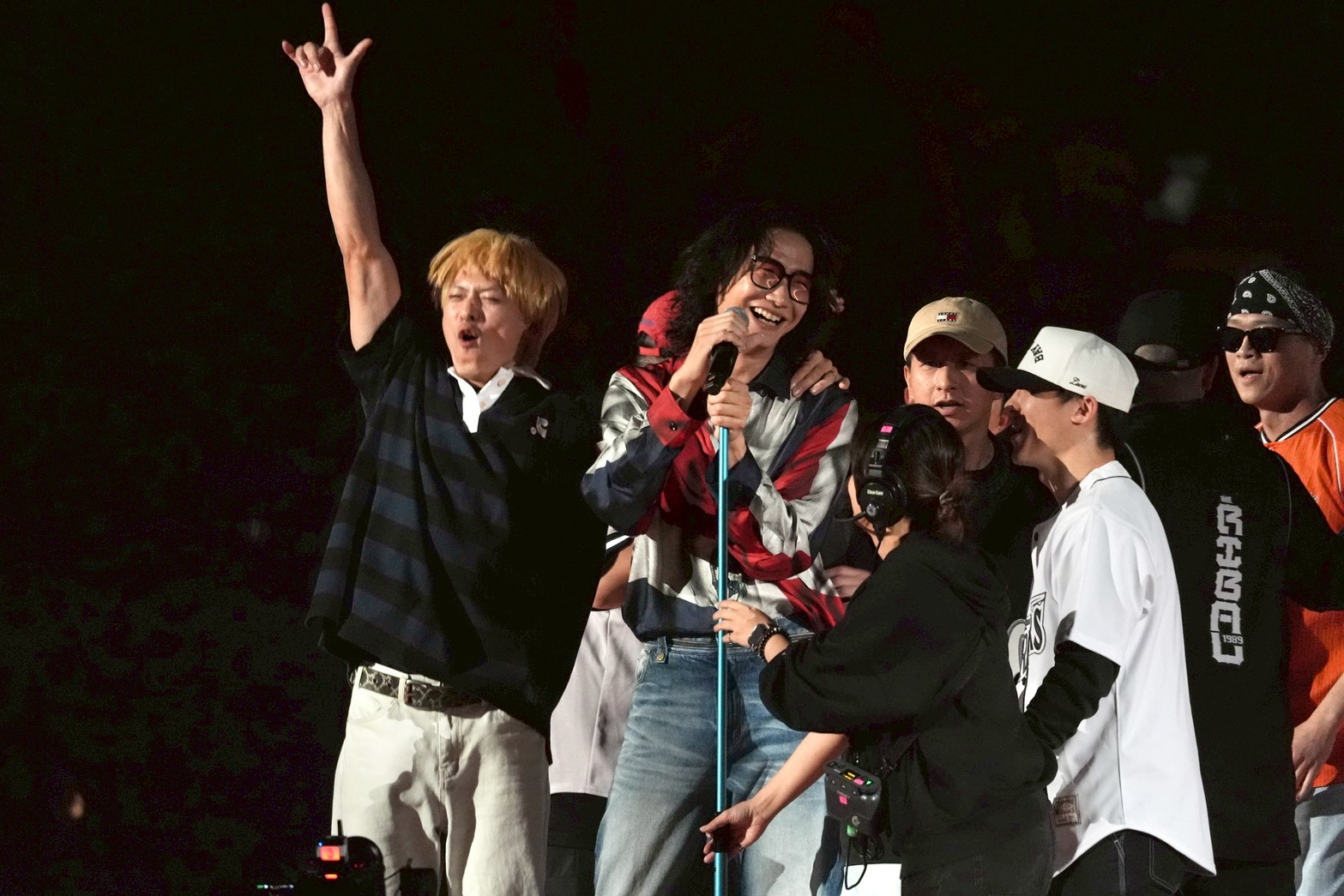 方Q（中）盡情演唱，最帥高中老師（左）在旁搶鏡。（圖／記者陳明中攝）