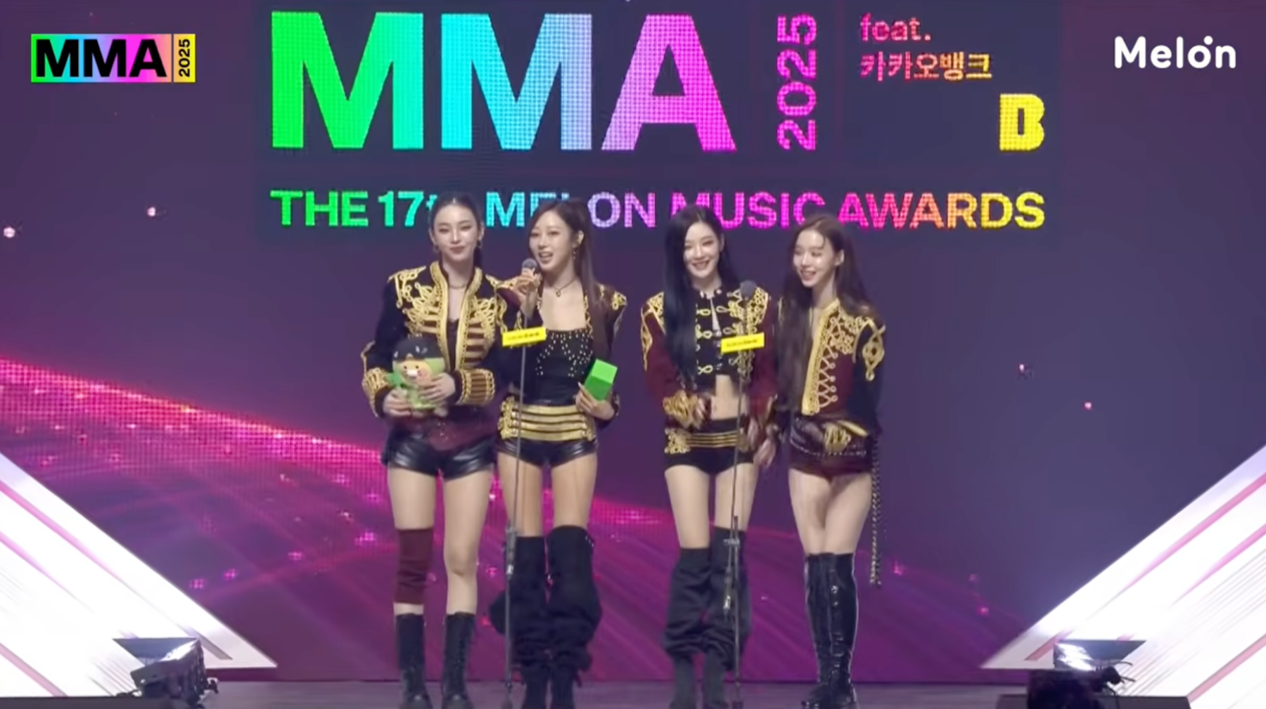 aespa在MMA舞台全員穿外套演出。(圖/翻攝自MMA youtube)