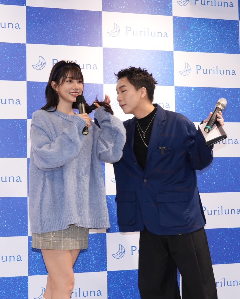 派翠克（右）擔任阿部瑪利亞活動主持人。（圖／記者陳明中攝）