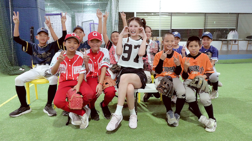 安心亞與新竹縣國小棒球隊代表合照。（圖／弈樂科技提供）