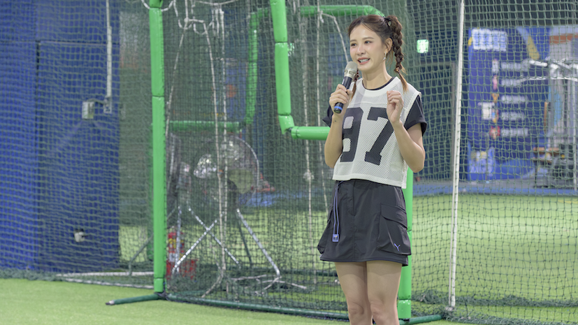 安心亞受邀擔任公益大使代表捐贈棒球學習教具幫助新竹縣偏鄉共五所國小棒球隊。（圖／弈樂科技提供）