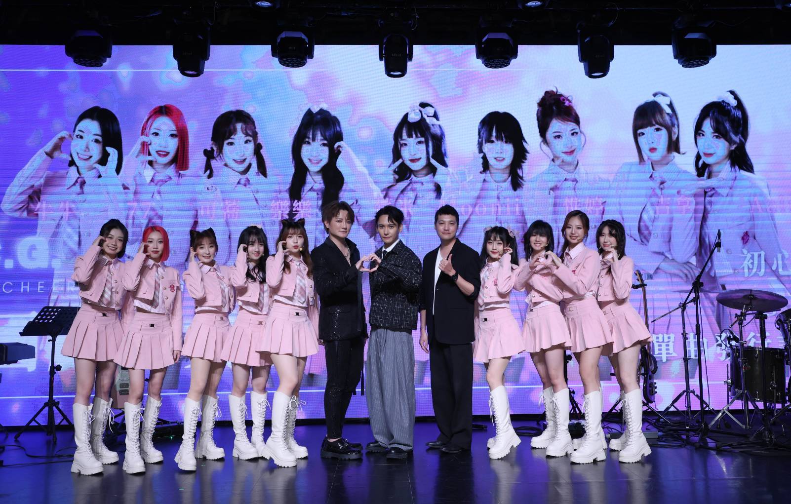 阿沁（左六）帶領L.C.G.辦公益演唱會。（圖／紅心字會提供）