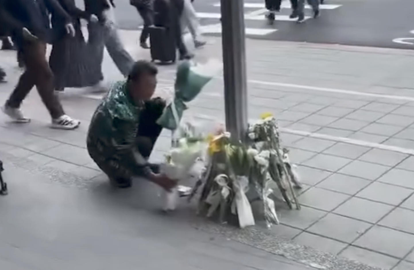 吃人血饅頭？UG老闆北捷獻花秀品牌挨轟　鄭凱隆道歉認失當：很難過