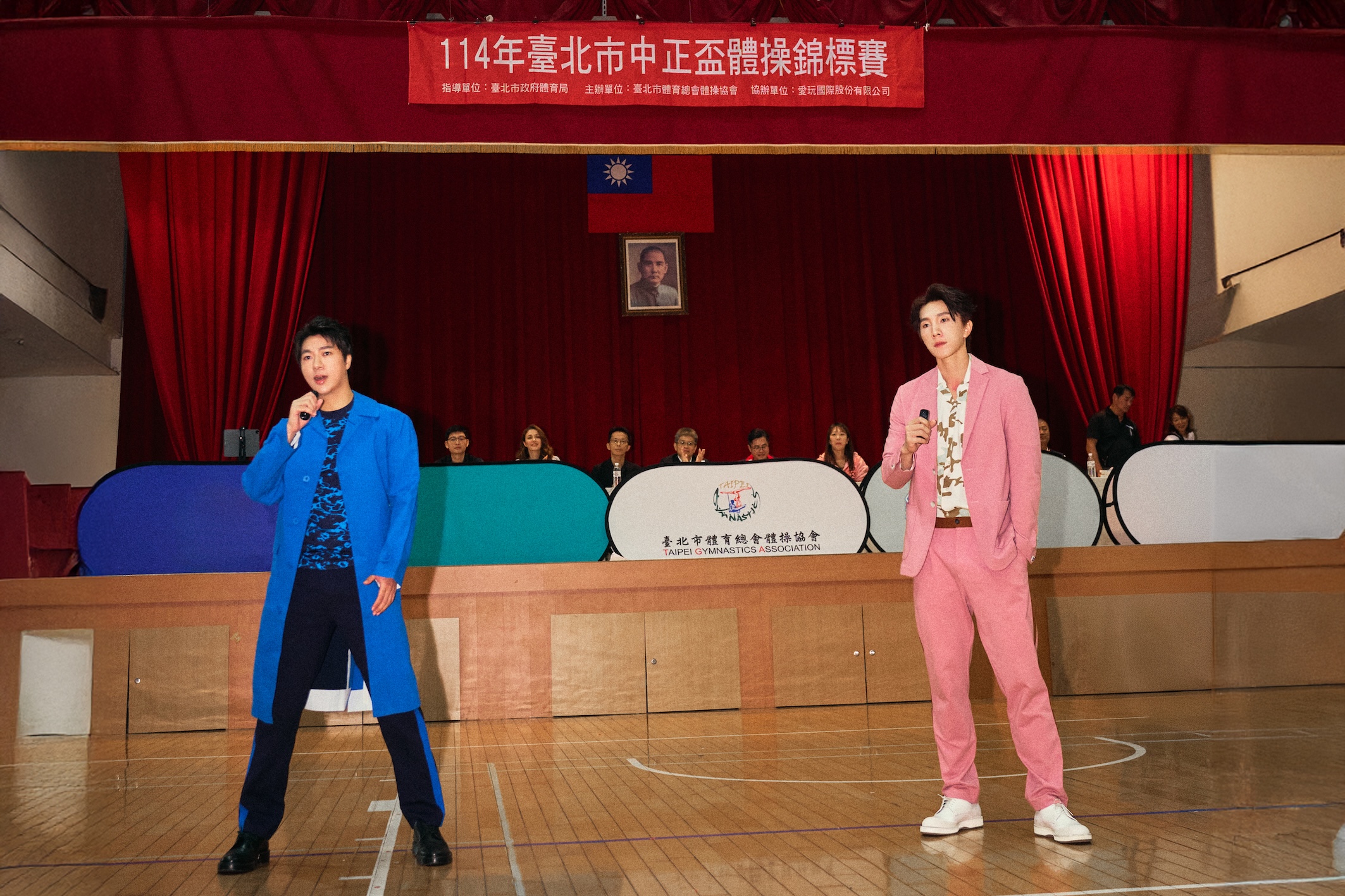 演員古程丰（左）、潘胤傑 合唱新歌〈並肩飛翔〉（圖／小超人綜合體能俱樂部提供）