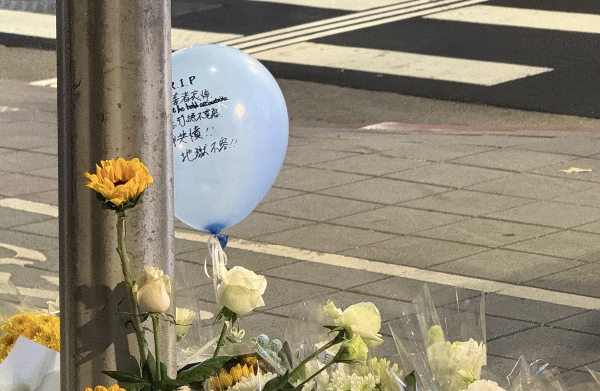 民眾祈禱逝者安息。（圖／緯來新聞網攝影組）