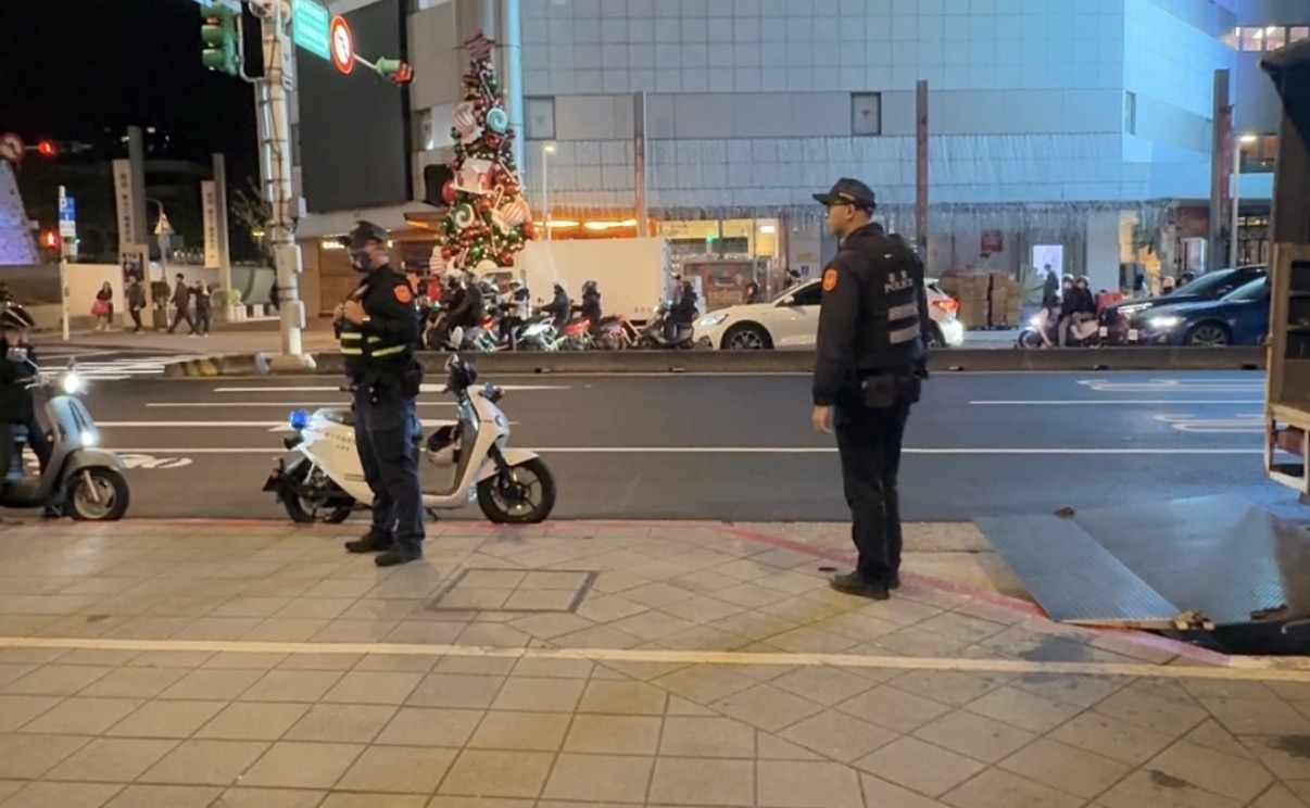警方加強警力。（圖／緯來新聞網攝影組）