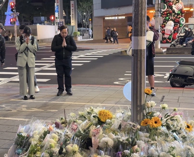 北捷恐攻3死！案發地變小型花海　民眾獻花哀悼「跪地祈禱」
