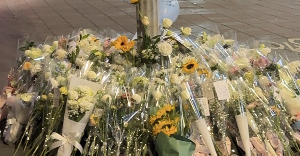 案發地民眾獻花變小型花海。（圖／緯來新聞網攝影組）