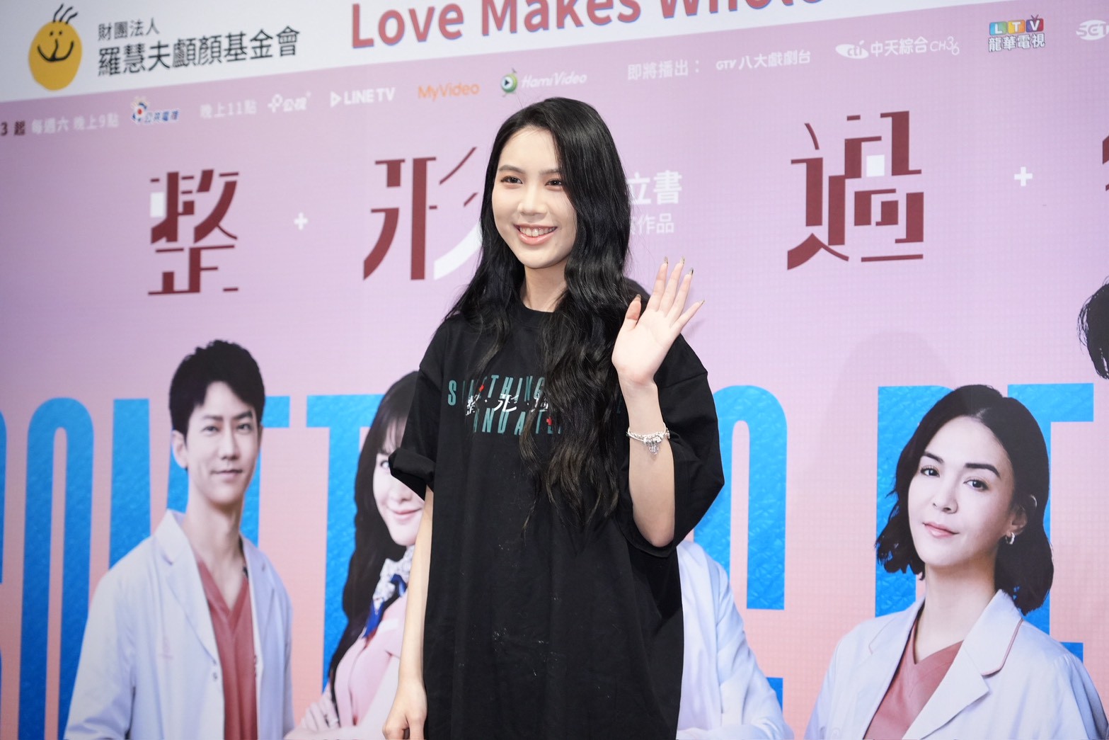 李曼唯在《整形過後》獻出口罩吻，透露媽媽小禎看到播出發出少女尖叫。（圖／許方正攝）